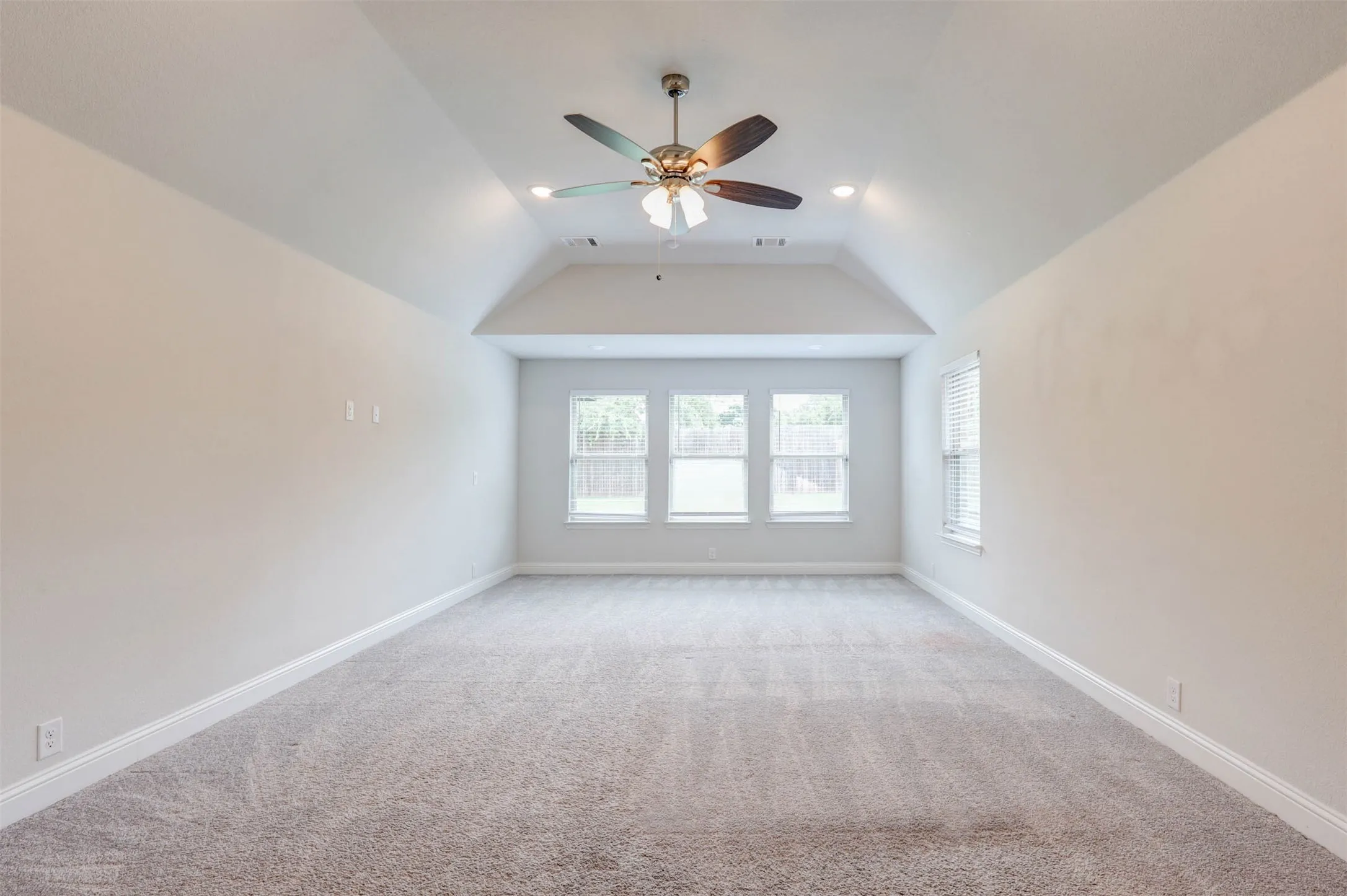 Single Family Residence For Sale in Tarrant County , 11509 Falcon Trace Drive, Fort Worth, Texas 76244, 4 Bedroom, 3 Bathroom, 2 Garage spaces, 3,368 Sqft, built in 2022, mls#21292317, Real Estate Agent in Fort Worth, Homes For Sale in Tarrant county, Homes For Sale in Fort Worth, Realtor in Fort Worth Texas, Real Estate Brokerage Independent Realty Texas, Luminita Cordes Realtor