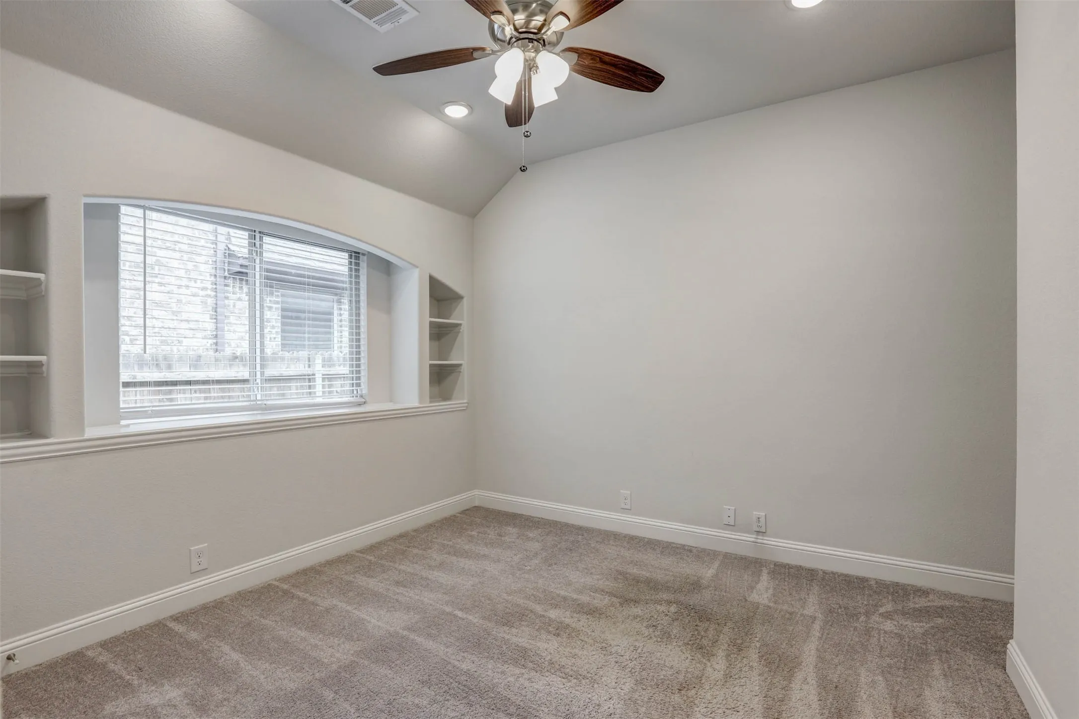 Single Family Residence For Sale in Tarrant County , 11509 Falcon Trace Drive, Fort Worth, Texas 76244, 4 Bedroom, 3 Bathroom, 2 Garage spaces, 3,368 Sqft, built in 2022, mls#21292317, Real Estate Agent in Fort Worth, Homes For Sale in Tarrant county, Homes For Sale in Fort Worth, Realtor in Fort Worth Texas, Real Estate Brokerage Independent Realty Texas, Luminita Cordes Realtor