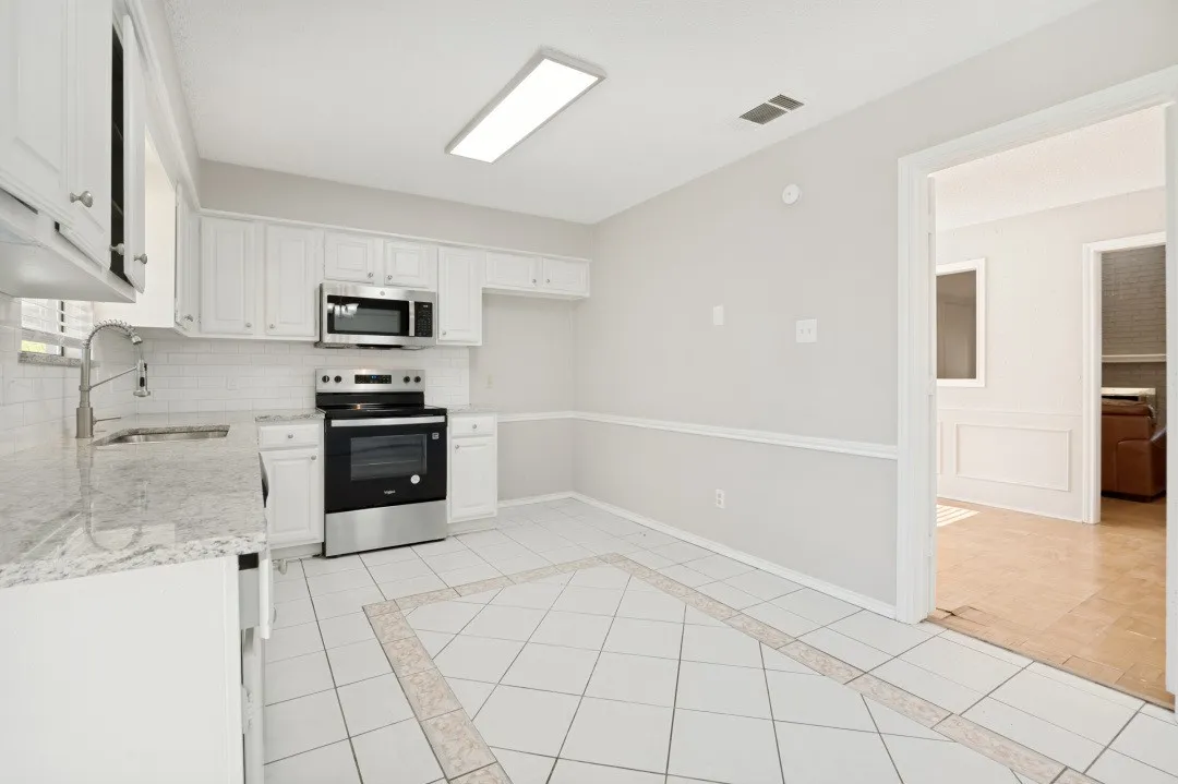 Single Family Residence For Sale in Denton County , 2013 Arles Lane, Carrollton, Texas 75007, 3 Bedroom, 2 Bathroom, 2 Garage spaces, 1,421 Sqft, built in 1984, mls#21293924, Real Estate Agent in Carrollton, Homes For Sale in Denton county, Homes For Sale in Carrollton, Realtor in Carrollton Texas, Real Estate Brokerage Independent Realty Texas, Luminita Cordes Realtor