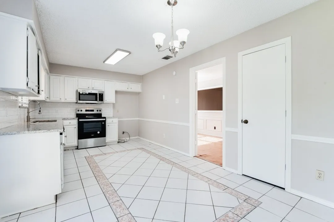 Single Family Residence For Sale in Denton County , 2013 Arles Lane, Carrollton, Texas 75007, 3 Bedroom, 2 Bathroom, 2 Garage spaces, 1,421 Sqft, built in 1984, mls#21293924, Real Estate Agent in Carrollton, Homes For Sale in Denton county, Homes For Sale in Carrollton, Realtor in Carrollton Texas, Real Estate Brokerage Independent Realty Texas, Luminita Cordes Realtor
