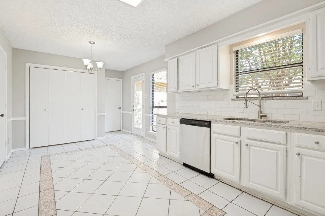 Single Family Residence For Sale in Denton County , 2013 Arles Lane, Carrollton, Texas 75007, 3 Bedroom, 2 Bathroom, 2 Garage spaces, 1,421 Sqft, built in 1984, mls#21293924, Real Estate Agent in Carrollton, Homes For Sale in Denton county, Homes For Sale in Carrollton, Realtor in Carrollton Texas, Real Estate Brokerage Independent Realty Texas, Luminita Cordes Realtor