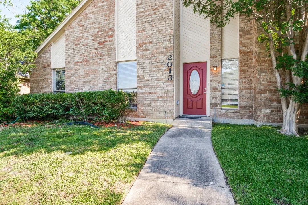 Single Family Residence For Sale in Denton County , 2013 Arles Lane, Carrollton, Texas 75007, 3 Bedroom, 2 Bathroom, 2 Garage spaces, 1,421 Sqft, built in 1984, mls#21293924, Real Estate Agent in Carrollton, Homes For Sale in Denton county, Homes For Sale in Carrollton, Realtor in Carrollton Texas, Real Estate Brokerage Independent Realty Texas, Luminita Cordes Realtor