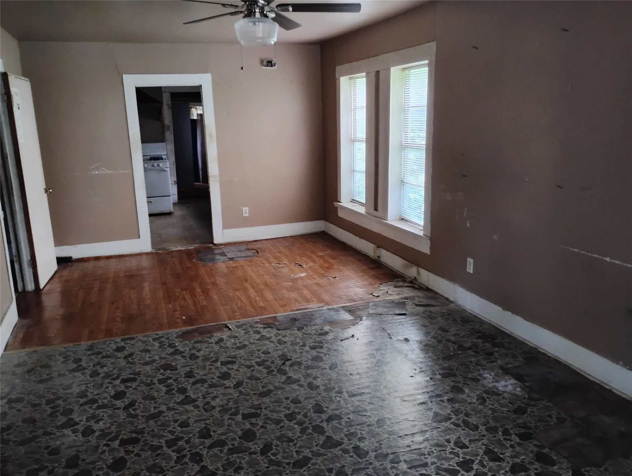 Single Family Residence For Sale in Grayson County , 624 W Morton Street, Denison, Texas 75020, 3 Bedrooms, 1 Bathroom, Garage spaces, 1,104 Sqft, built in 1940, Price $67,500, mls#21294045, Real Estate Agent in Denison, Homes For Sale in Grayson county, Homes For Sale in Denison, Realtor in Denison Texas, Real Estate Brokerage Independent Realty Texas, Luminita Cordes Realtor