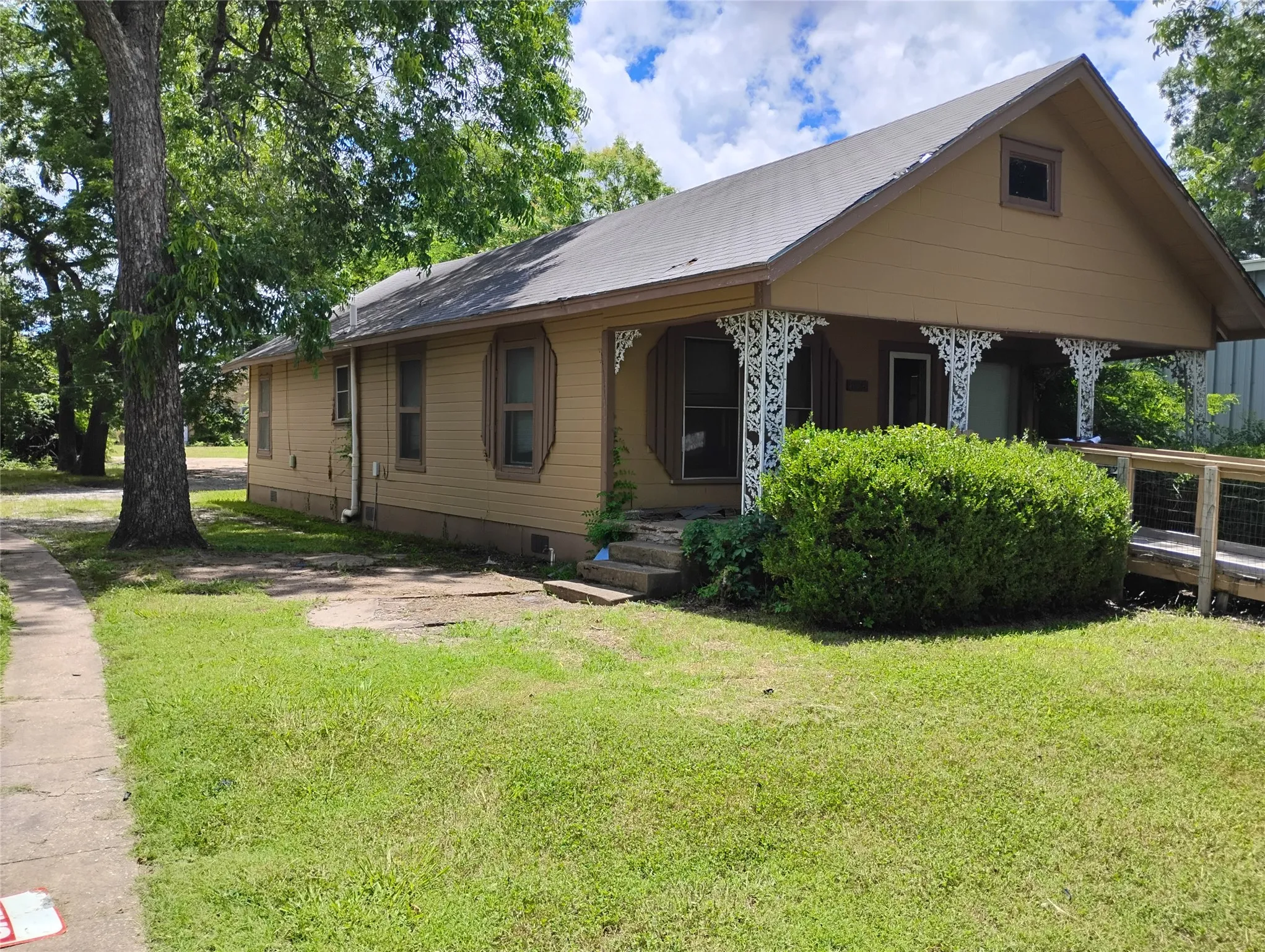 Single Family Residence For Sale in Grayson County , 624 W Morton Street, Denison, Texas 75020, 3 Bedrooms, 1 Bathroom, Garage spaces, 1,104 Sqft, built in 1940, Price $67,500, mls#21294045, Real Estate Agent in Denison, Homes For Sale in Grayson county, Homes For Sale in Denison, Realtor in Denison Texas, Real Estate Brokerage Independent Realty Texas, Luminita Cordes Realtor