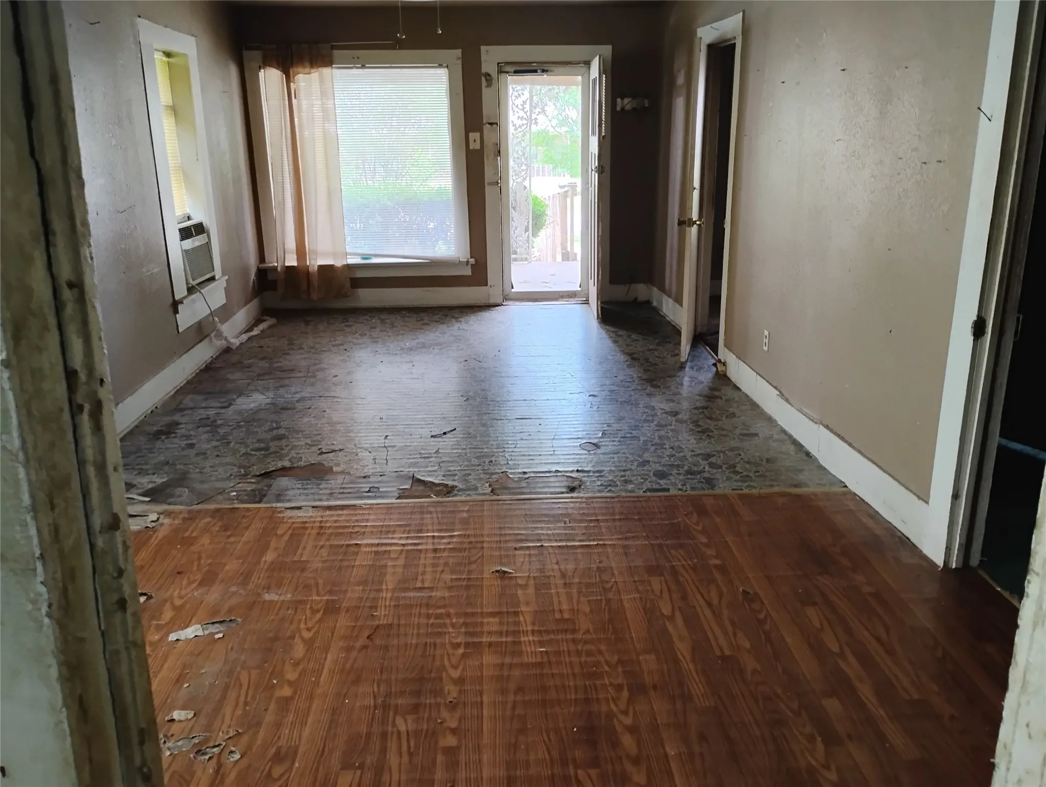 Single Family Residence For Sale in Grayson County , 624 W Morton Street, Denison, Texas 75020, 3 Bedrooms, 1 Bathroom, Garage spaces, 1,104 Sqft, built in 1940, Price $67,500, mls#21294045, Real Estate Agent in Denison, Homes For Sale in Grayson county, Homes For Sale in Denison, Realtor in Denison Texas, Real Estate Brokerage Independent Realty Texas, Luminita Cordes Realtor