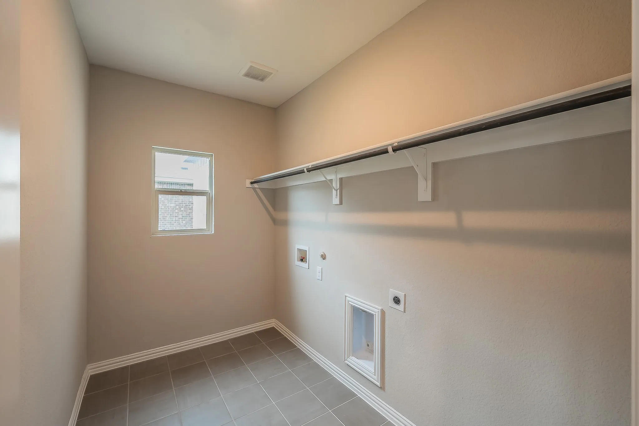 Single Family Residence For Sale in Tarrant County , 14044 Corvus Drive, Haslet, Texas 76052, 3 Bedroom, 3 Bathroom, 3 Garage spaces, 2,480 Sqft, built in 2022, mls#21294027, Real Estate Agent in Haslet, Homes For Sale in Tarrant county, Homes For Sale in Haslet, Realtor in Haslet Texas, Real Estate Brokerage Independent Realty Texas, Luminita Cordes Realtor