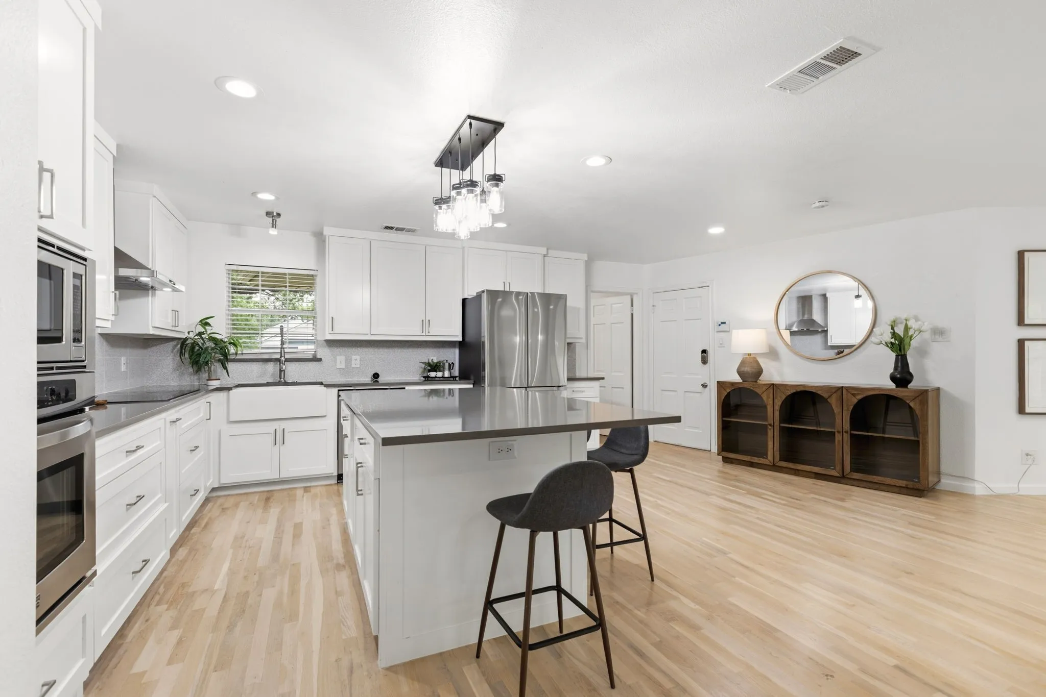 Single Family Residence For Sale in Dallas County , 6554 Ridgeview Circle, Dallas, Texas 75240, 3 Bedrooms, 3 Bathrooms, 2 Garage spaces, 2,664 Sqft, built in 1960, Price $789,900, mls#21272659, Real Estate Agent in Dallas, Homes For Sale in Dallas county, Homes For Sale in Dallas, Realtor in Dallas Texas, Real Estate Brokerage Independent Realty Texas, Luminita Cordes Realtor