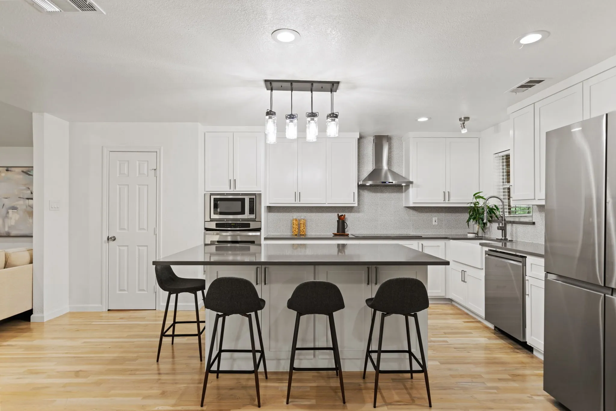 Single Family Residence For Sale in Dallas County , 6554 Ridgeview Circle, Dallas, Texas 75240, 3 Bedrooms, 3 Bathrooms, 2 Garage spaces, 2,664 Sqft, built in 1960, Price $789,900, mls#21272659, Real Estate Agent in Dallas, Homes For Sale in Dallas county, Homes For Sale in Dallas, Realtor in Dallas Texas, Real Estate Brokerage Independent Realty Texas, Luminita Cordes Realtor