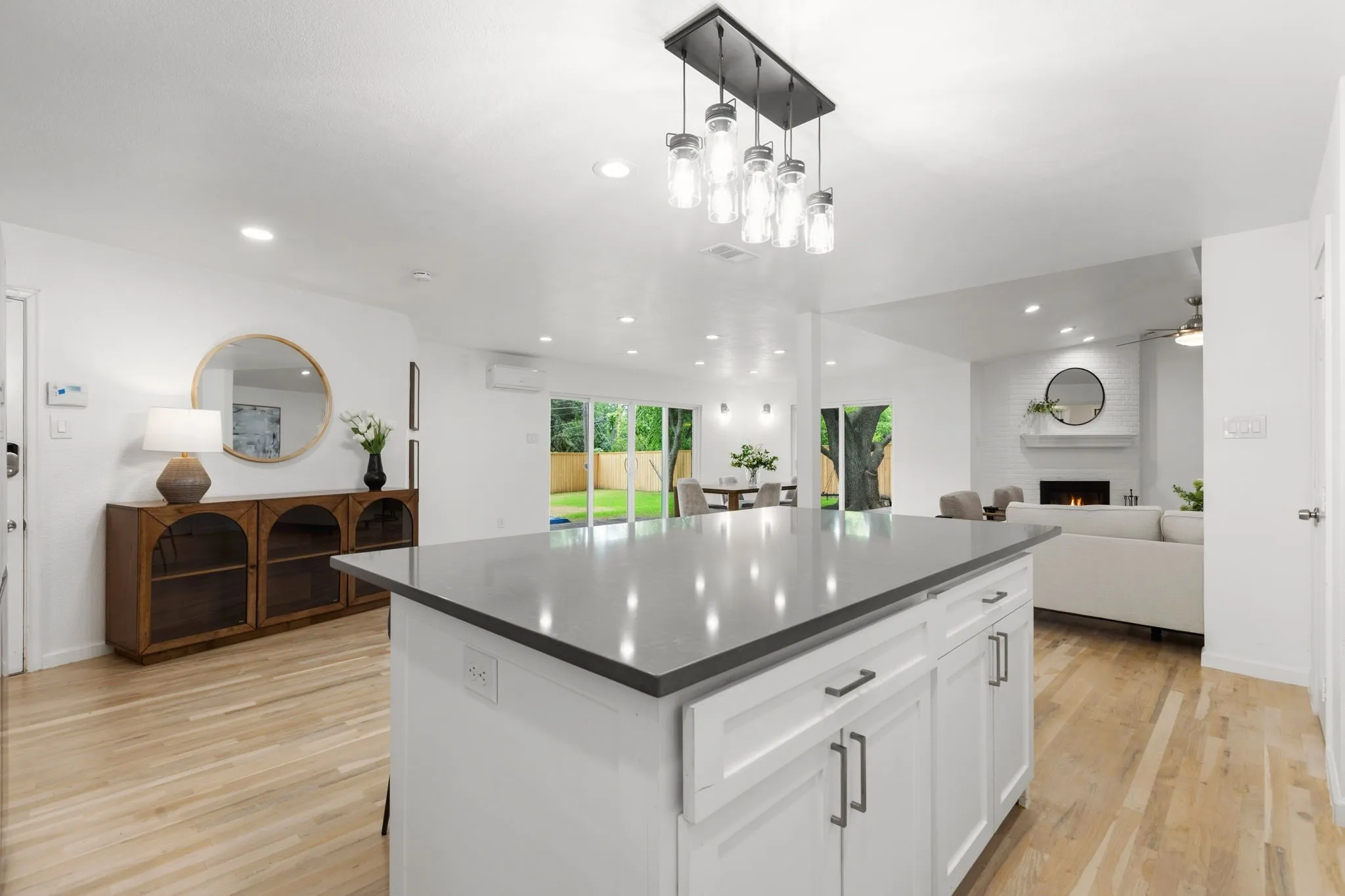 Single Family Residence For Sale in Dallas County , 6554 Ridgeview Circle, Dallas, Texas 75240, 3 Bedrooms, 3 Bathrooms, 2 Garage spaces, 2,664 Sqft, built in 1960, Price $789,900, mls#21272659, Real Estate Agent in Dallas, Homes For Sale in Dallas county, Homes For Sale in Dallas, Realtor in Dallas Texas, Real Estate Brokerage Independent Realty Texas, Luminita Cordes Realtor