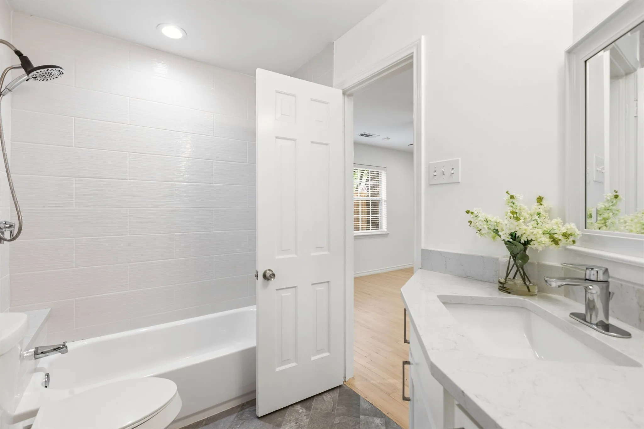Single Family Residence For Sale in Dallas County , 6554 Ridgeview Circle, Dallas, Texas 75240, 3 Bedrooms, 3 Bathrooms, 2 Garage spaces, 2,664 Sqft, built in 1960, Price $789,900, mls#21272659, Real Estate Agent in Dallas, Homes For Sale in Dallas county, Homes For Sale in Dallas, Realtor in Dallas Texas, Real Estate Brokerage Independent Realty Texas, Luminita Cordes Realtor
