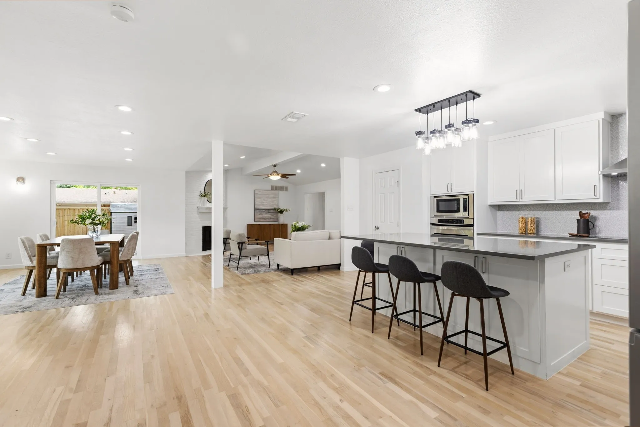Single Family Residence For Sale in Dallas County , 6554 Ridgeview Circle, Dallas, Texas 75240, 3 Bedrooms, 3 Bathrooms, 2 Garage spaces, 2,664 Sqft, built in 1960, Price $789,900, mls#21272659, Real Estate Agent in Dallas, Homes For Sale in Dallas county, Homes For Sale in Dallas, Realtor in Dallas Texas, Real Estate Brokerage Independent Realty Texas, Luminita Cordes Realtor