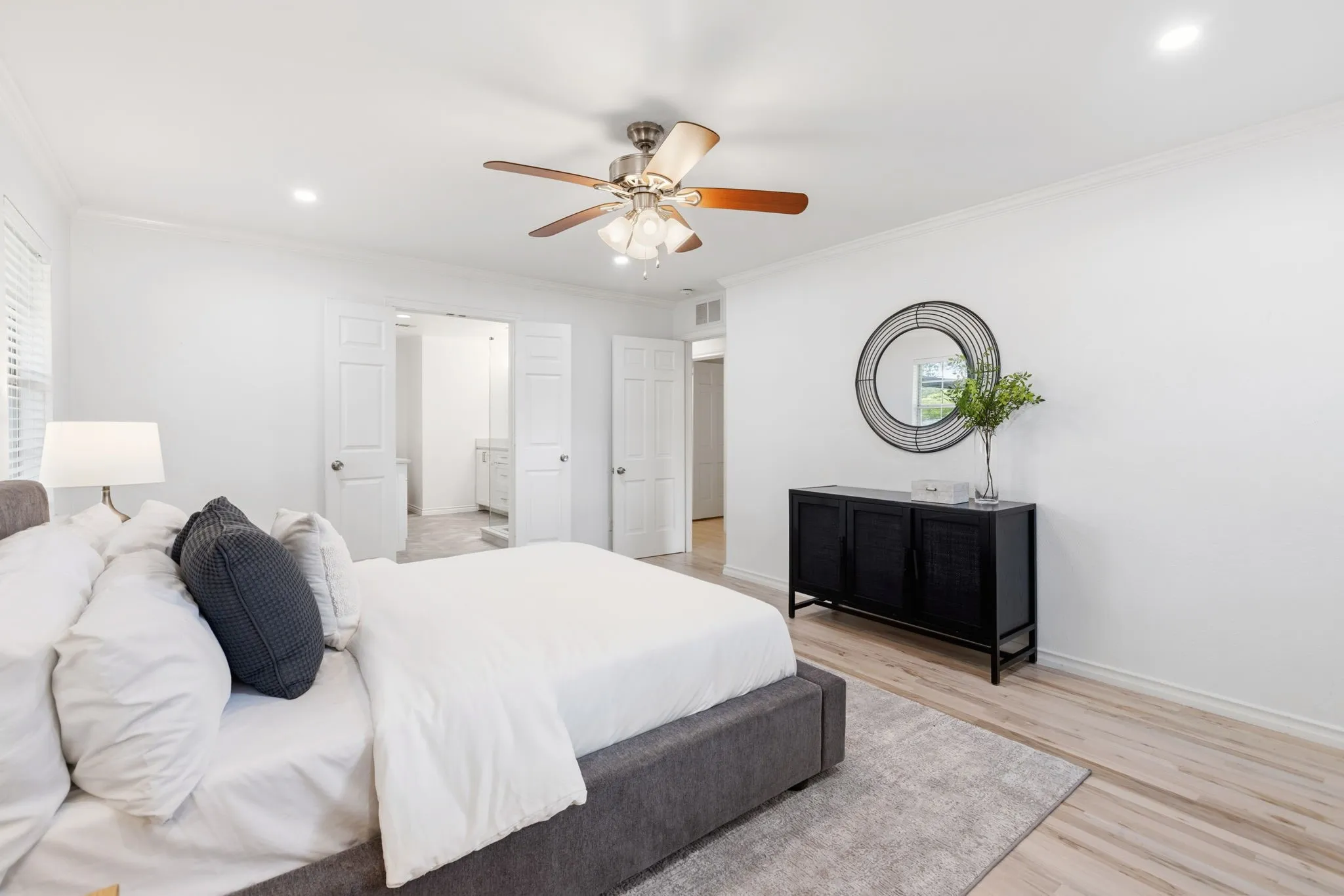 Single Family Residence For Sale in Dallas County , 6554 Ridgeview Circle, Dallas, Texas 75240, 3 Bedrooms, 3 Bathrooms, 2 Garage spaces, 2,664 Sqft, built in 1960, Price $789,900, mls#21272659, Real Estate Agent in Dallas, Homes For Sale in Dallas county, Homes For Sale in Dallas, Realtor in Dallas Texas, Real Estate Brokerage Independent Realty Texas, Luminita Cordes Realtor