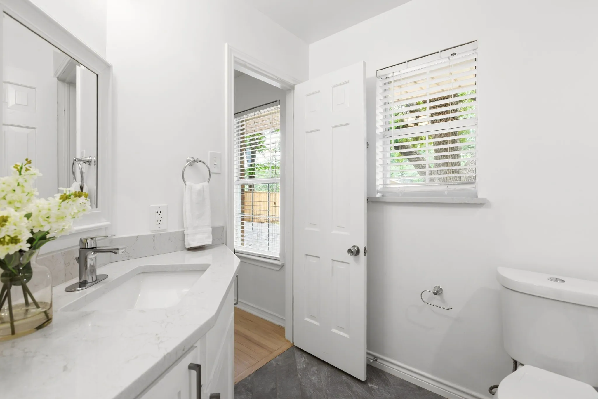 Single Family Residence For Sale in Dallas County , 6554 Ridgeview Circle, Dallas, Texas 75240, 3 Bedrooms, 3 Bathrooms, 2 Garage spaces, 2,664 Sqft, built in 1960, Price $789,900, mls#21272659, Real Estate Agent in Dallas, Homes For Sale in Dallas county, Homes For Sale in Dallas, Realtor in Dallas Texas, Real Estate Brokerage Independent Realty Texas, Luminita Cordes Realtor