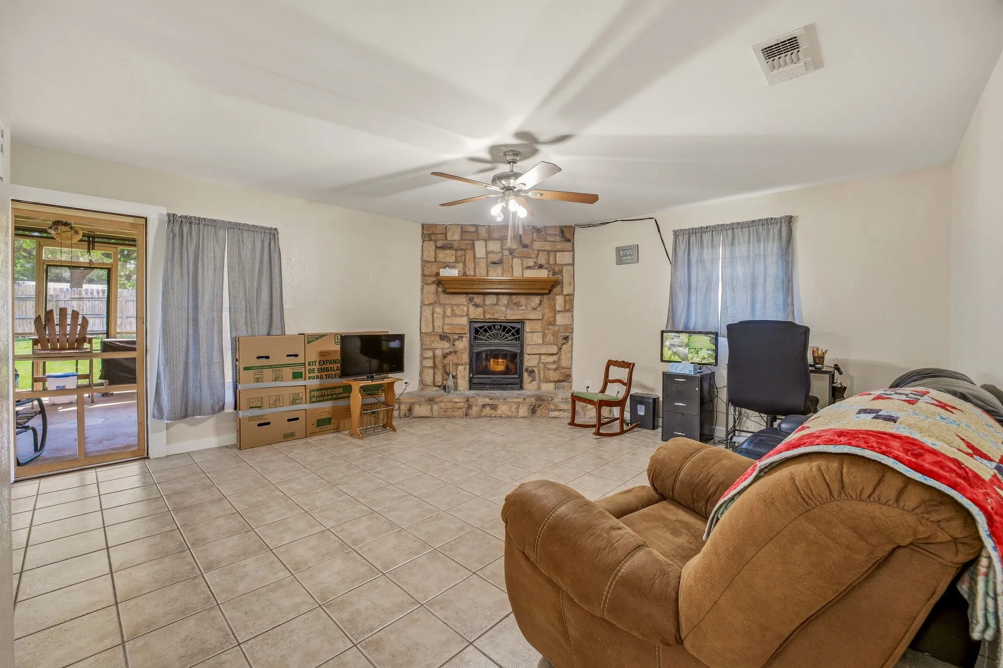 Single Family Residence For Sale in Erath County , 231 Choctaw Drive, Stephenville, Texas 76401, 3 Bedroom, 2 Bathroom, Garage spaces, 1,588 Sqft, built in 1980, mls#21289145, Real Estate Agent in Stephenville, Homes For Sale in Erath county, Homes For Sale in Stephenville, Realtor in Stephenville Texas, Real Estate Brokerage Independent Realty Texas, Luminita Cordes Realtor