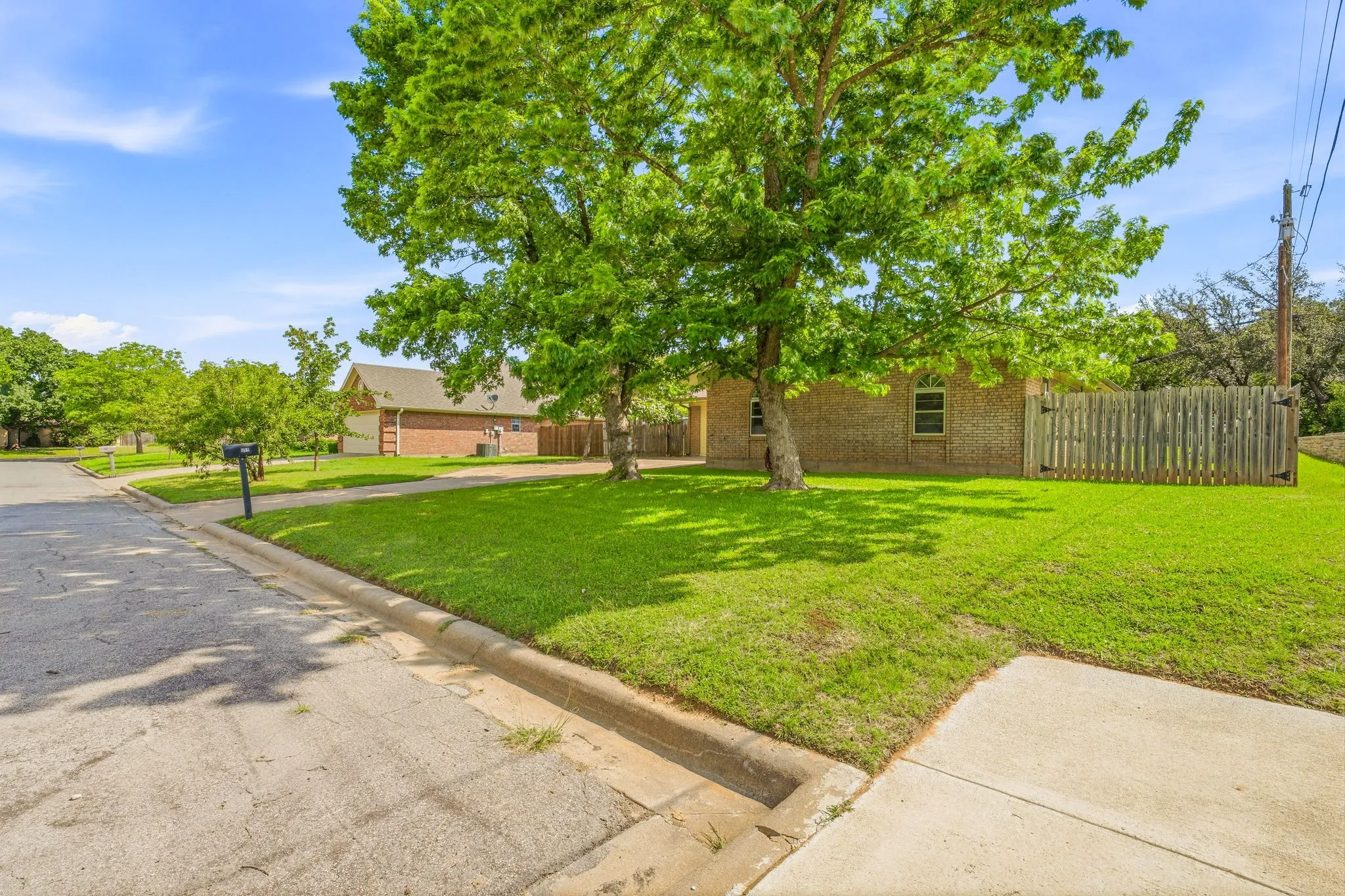 Single Family Residence For Sale in Erath County , 231 Choctaw Drive, Stephenville, Texas 76401, 3 Bedroom, 2 Bathroom, Garage spaces, 1,588 Sqft, built in 1980, mls#21289145, Real Estate Agent in Stephenville, Homes For Sale in Erath county, Homes For Sale in Stephenville, Realtor in Stephenville Texas, Real Estate Brokerage Independent Realty Texas, Luminita Cordes Realtor