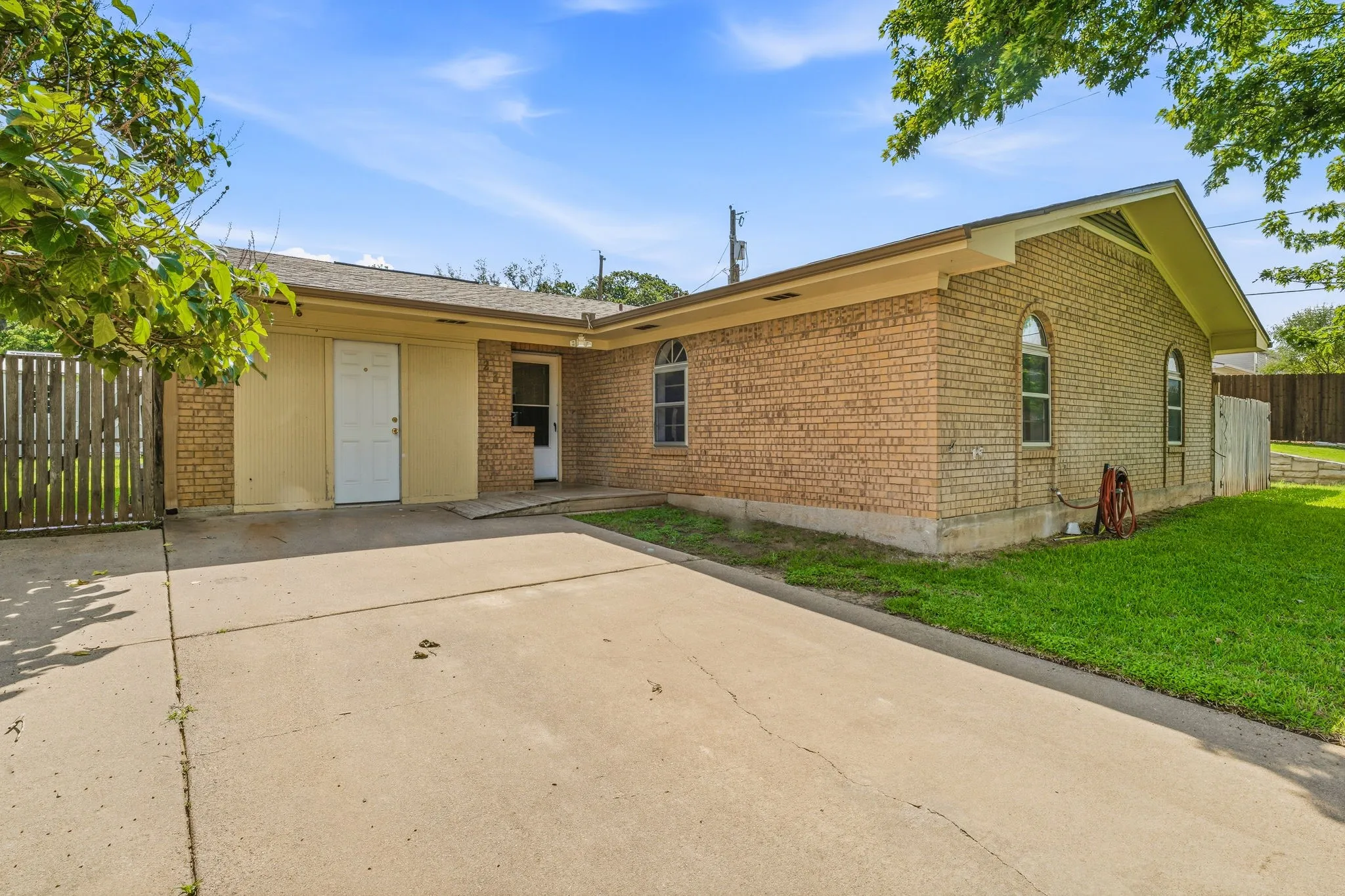 Single Family Residence For Sale in Erath County , 231 Choctaw Drive, Stephenville, Texas 76401, 3 Bedroom, 2 Bathroom, Garage spaces, 1,588 Sqft, built in 1980, mls#21289145, Real Estate Agent in Stephenville, Homes For Sale in Erath county, Homes For Sale in Stephenville, Realtor in Stephenville Texas, Real Estate Brokerage Independent Realty Texas, Luminita Cordes Realtor