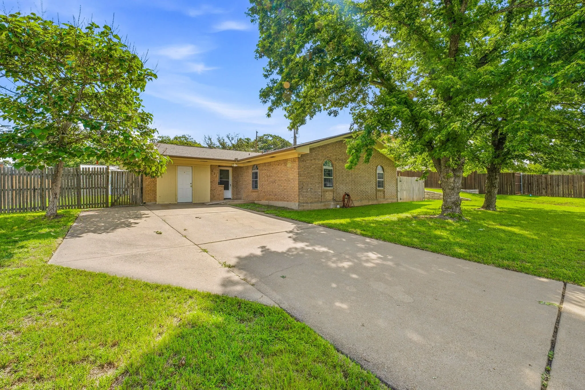 Single Family Residence For Sale in Erath County , 231 Choctaw Drive, Stephenville, Texas 76401, 3 Bedroom, 2 Bathroom, Garage spaces, 1,588 Sqft, built in 1980, mls#21289145, Real Estate Agent in Stephenville, Homes For Sale in Erath county, Homes For Sale in Stephenville, Realtor in Stephenville Texas, Real Estate Brokerage Independent Realty Texas, Luminita Cordes Realtor