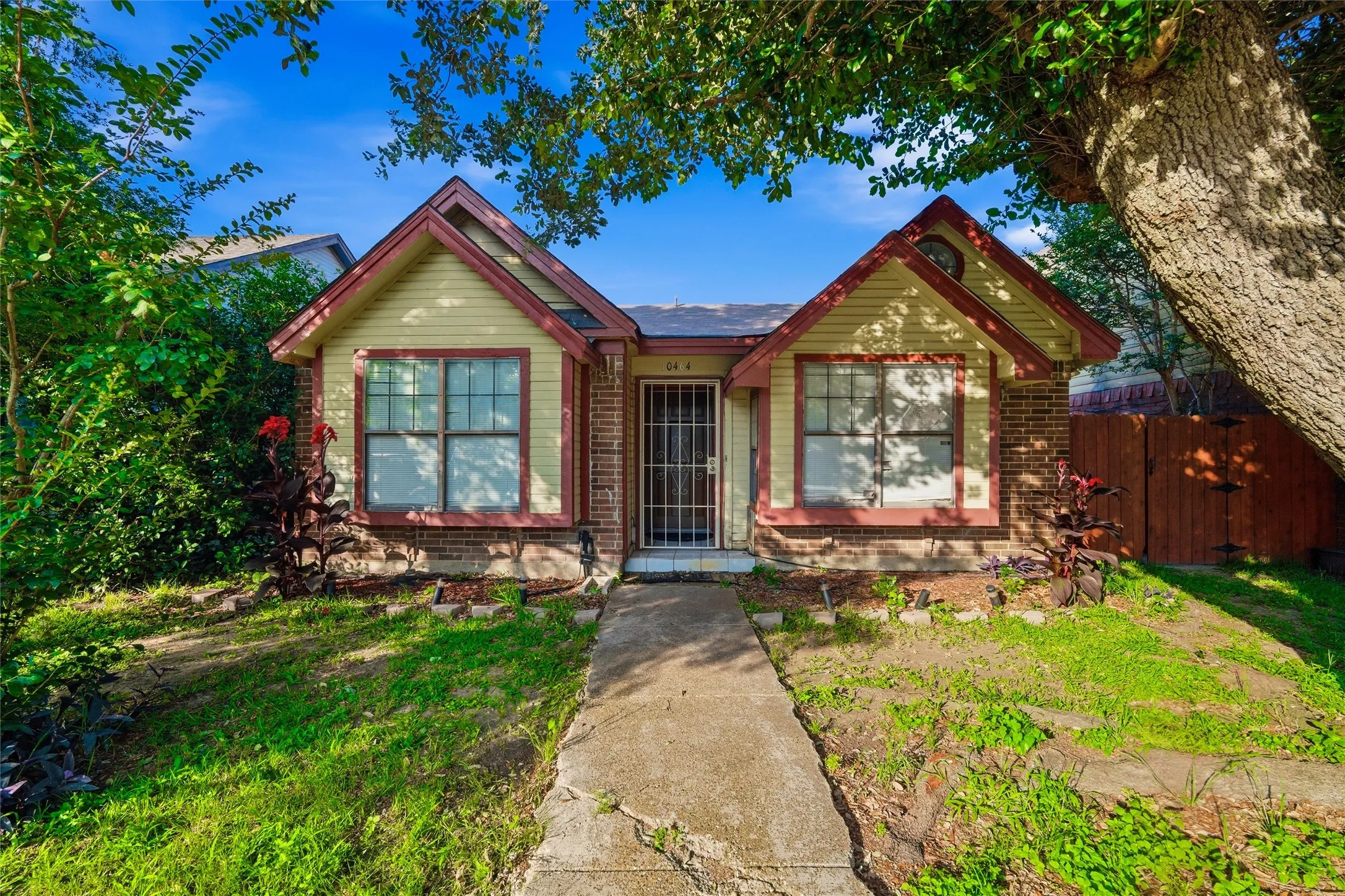 Single Family Residence For Sale in Dallas County , 10464 Woodleaf Drive, Dallas, Texas 75227, 3 Bedroom, 2 Bathroom, 1 Garage spaces, 1,147 Sqft, built in 1984, mls#21294091, Real Estate Agent in Dallas, Homes For Sale in Dallas county, Homes For Sale in Dallas, Realtor in Dallas Texas, Real Estate Brokerage Independent Realty Texas, Luminita Cordes Realtor