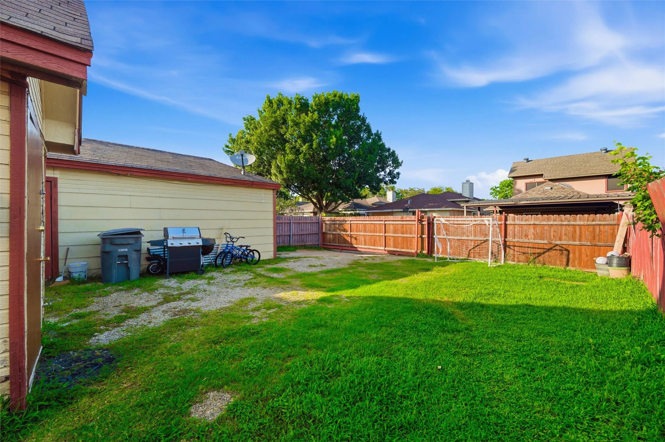 Single Family Residence For Sale in Dallas County , 10464 Woodleaf Drive, Dallas, Texas 75227, 3 Bedroom, 2 Bathroom, 1 Garage spaces, 1,147 Sqft, built in 1984, mls#21294091, Real Estate Agent in Dallas, Homes For Sale in Dallas county, Homes For Sale in Dallas, Realtor in Dallas Texas, Real Estate Brokerage Independent Realty Texas, Luminita Cordes Realtor