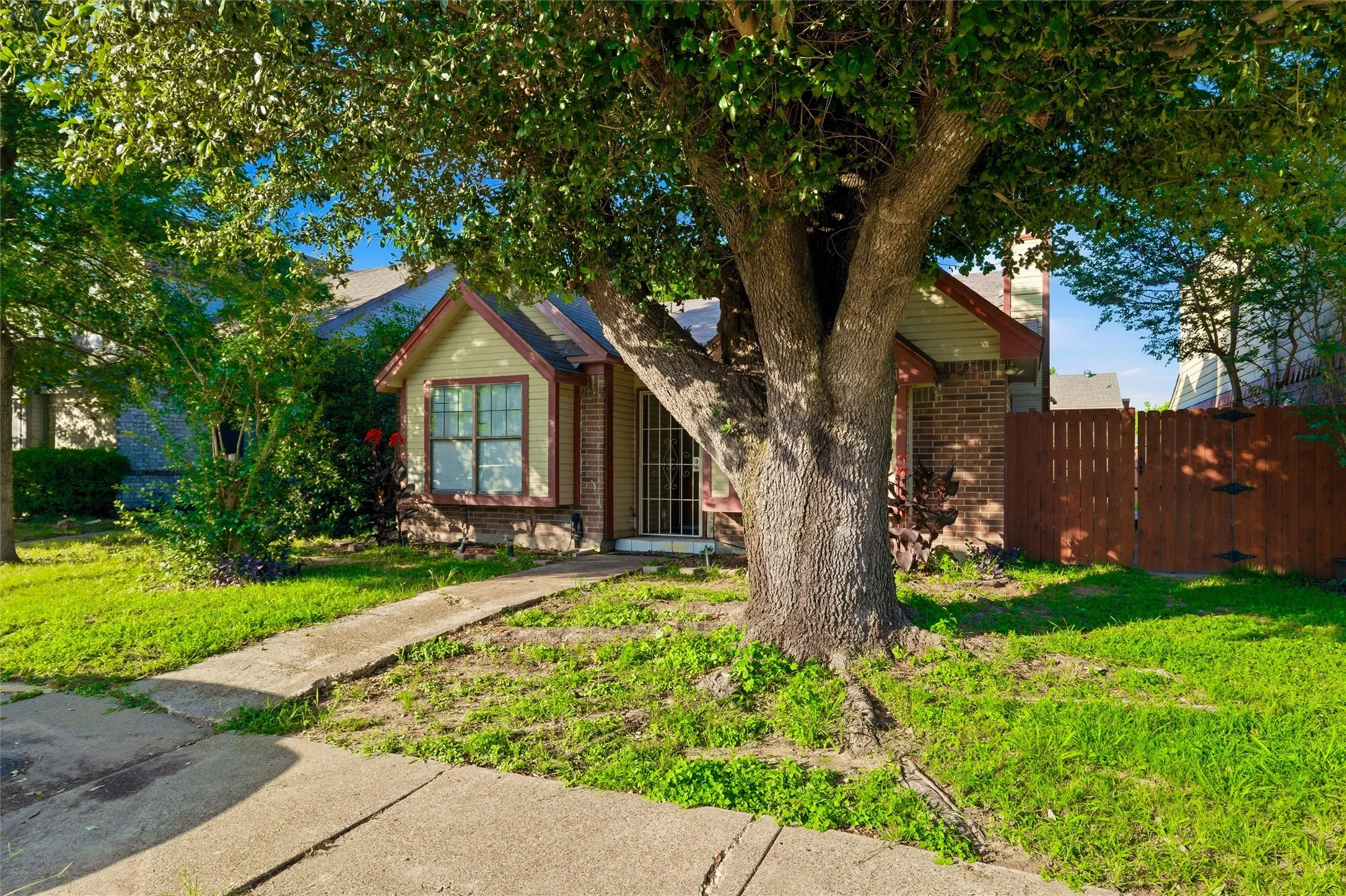 Single Family Residence For Sale in Dallas County , 10464 Woodleaf Drive, Dallas, Texas 75227, 3 Bedroom, 2 Bathroom, 1 Garage spaces, 1,147 Sqft, built in 1984, mls#21294091, Real Estate Agent in Dallas, Homes For Sale in Dallas county, Homes For Sale in Dallas, Realtor in Dallas Texas, Real Estate Brokerage Independent Realty Texas, Luminita Cordes Realtor