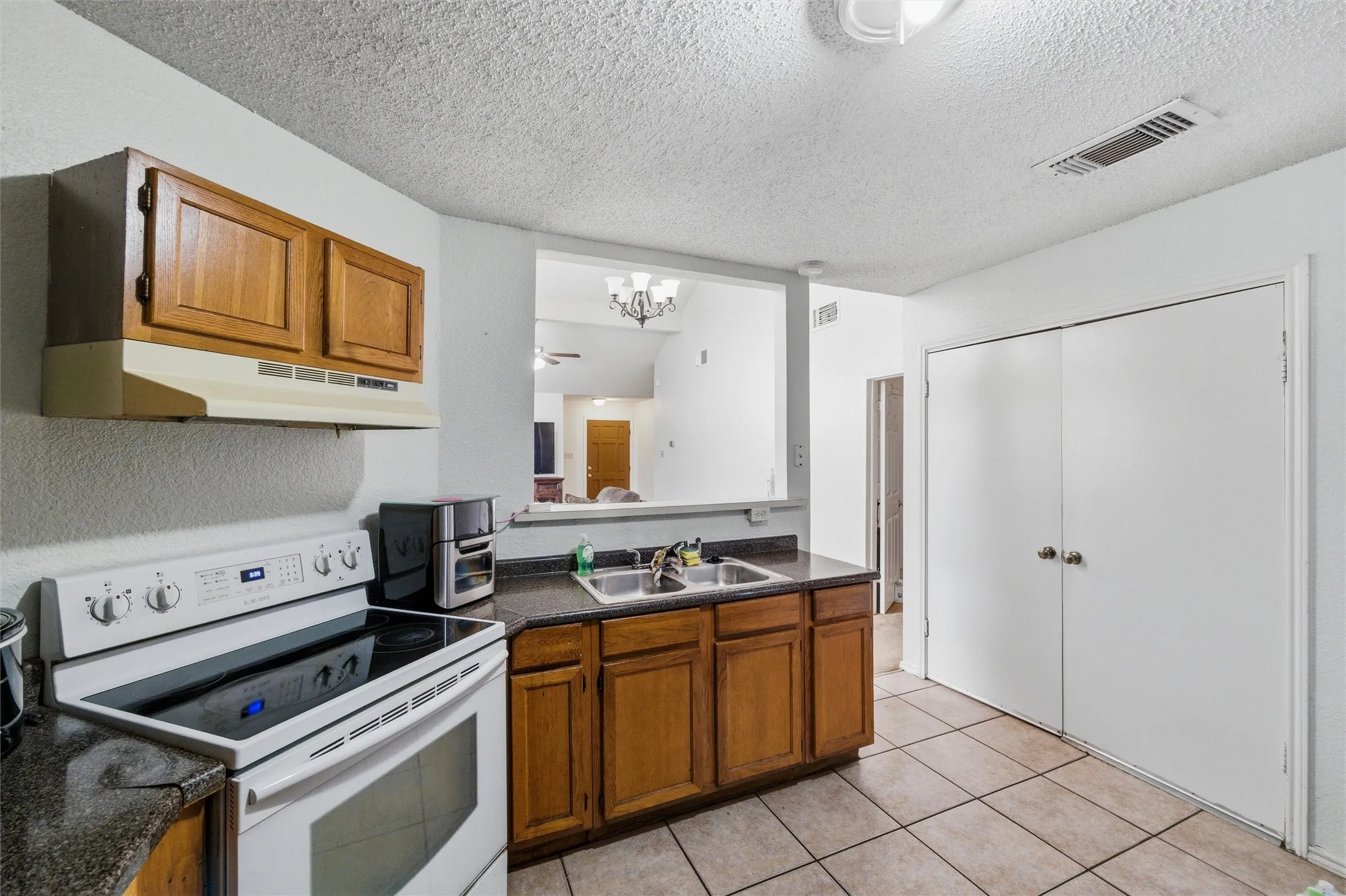 Single Family Residence For Sale in Dallas County , 10464 Woodleaf Drive, Dallas, Texas 75227, 3 Bedroom, 2 Bathroom, 1 Garage spaces, 1,147 Sqft, built in 1984, mls#21294091, Real Estate Agent in Dallas, Homes For Sale in Dallas county, Homes For Sale in Dallas, Realtor in Dallas Texas, Real Estate Brokerage Independent Realty Texas, Luminita Cordes Realtor