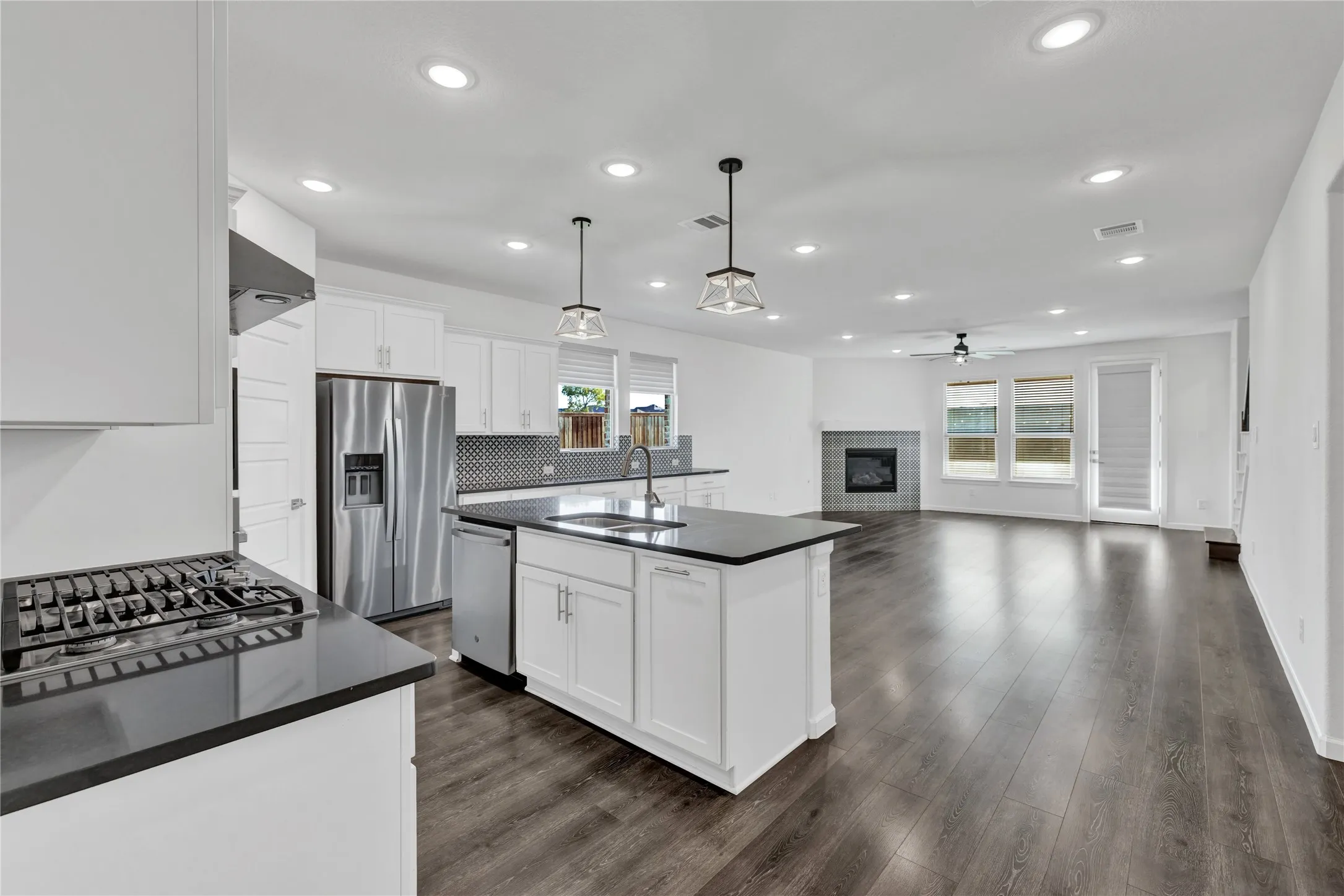 Single Family Residence For Sale in Collin County , 3904 Starlight Creek Drive, Celina, Texas 75009, 4 Bedroom, 3 Bathroom, 2 Garage spaces, 2,686 Sqft, built in 2021, mls#21292768, Real Estate Agent in Celina, Homes For Sale in Collin county, Homes For Sale in Celina, Realtor in Celina Texas, Real Estate Brokerage Independent Realty Texas, Luminita Cordes Realtor
