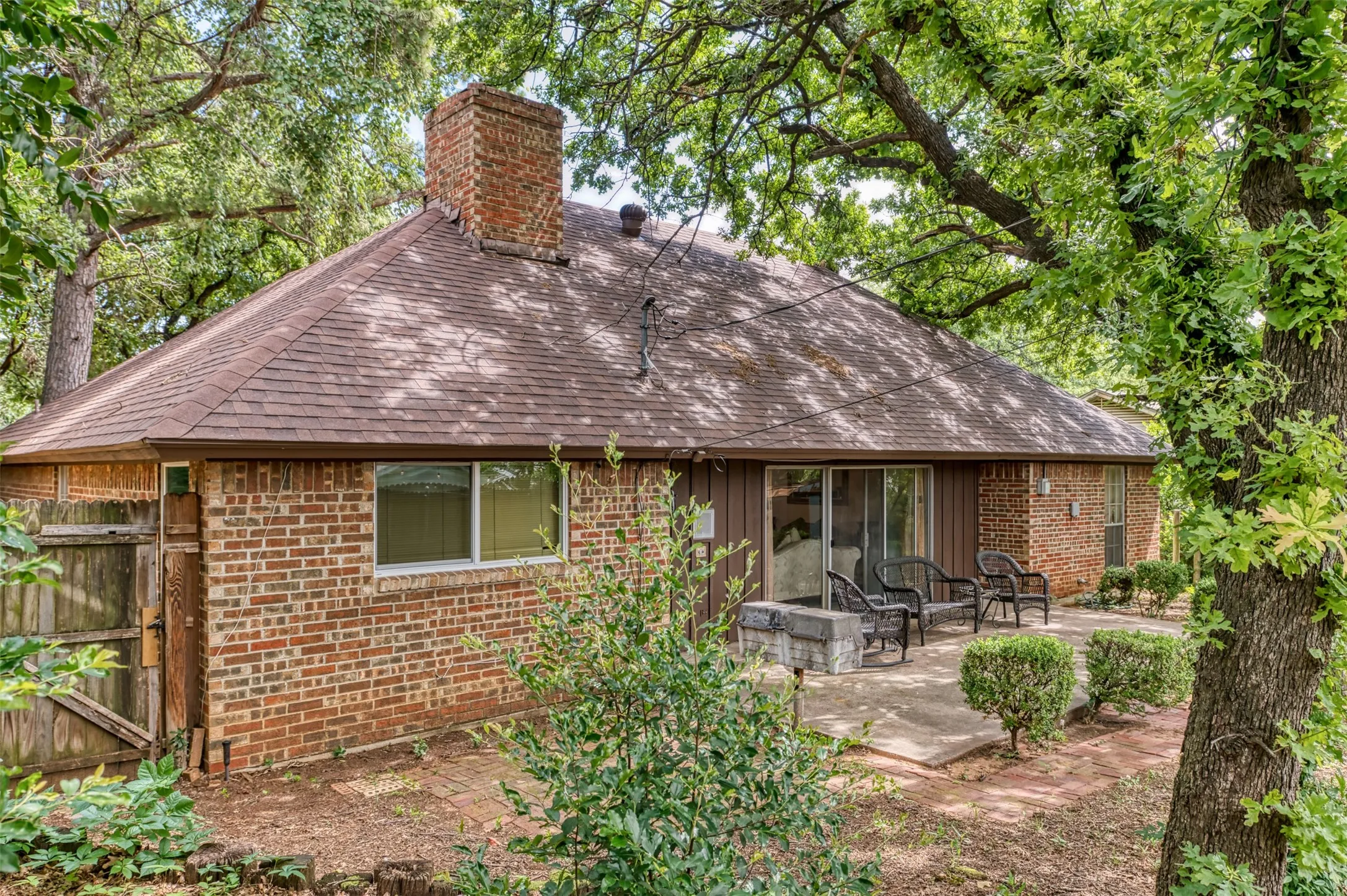 Single Family Residence For Sale in Tarrant County , 7432 Brentwood Stair Road, Fort Worth, Texas 76112, 3 Bedroom, 2 Bathroom, 2 Garage spaces, 1,840 Sqft, built in 1972, Price $315,000, mls#21286851, Real Estate Agent in Fort Worth, Homes For Sale in Tarrant county, Homes For Sale in Fort Worth, Realtor in Fort Worth Texas, Real Estate Brokerage Independent Realty Texas, Luminita Cordes Realtor