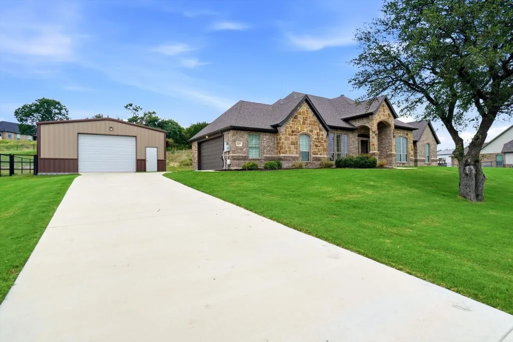 Single Family Residence For Sale in Parker County , 617 Bent Tree Lane, Weatherford, Texas 76085, 4 Bedroom, 2 Bathroom, 2 Garage spaces, 2,297 Sqft, built in 2021, mls#21294100, Real Estate Agent in Weatherford, Homes For Sale in Parker county, Homes For Sale in Weatherford, Realtor in Weatherford Texas, Real Estate Brokerage Independent Realty Texas, Luminita Cordes Realtor