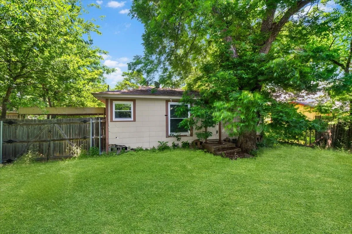 Single Family Residence For Sale in Tarrant County , 2532 Chicago Avenue, Fort Worth, Texas 76103, 1 Bedroom, 1 Bathroom, Garage spaces, 720 Sqft, built in 1945, Price $110,000, mls#21294106, Real Estate Agent in Fort Worth, Homes For Sale in Tarrant county, Homes For Sale in Fort Worth, Realtor in Fort Worth Texas, Real Estate Brokerage Independent Realty Texas, Luminita Cordes Realtor