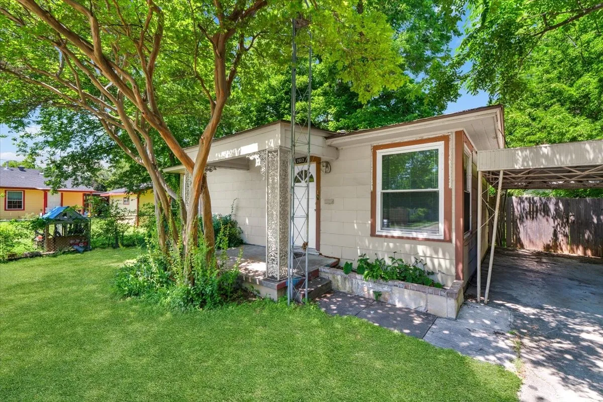 Single Family Residence For Sale in Tarrant County , 2532 Chicago Avenue, Fort Worth, Texas 76103, 1 Bedroom, 1 Bathroom, Garage spaces, 720 Sqft, built in 1945, Price $110,000, mls#21294106, Real Estate Agent in Fort Worth, Homes For Sale in Tarrant county, Homes For Sale in Fort Worth, Realtor in Fort Worth Texas, Real Estate Brokerage Independent Realty Texas, Luminita Cordes Realtor