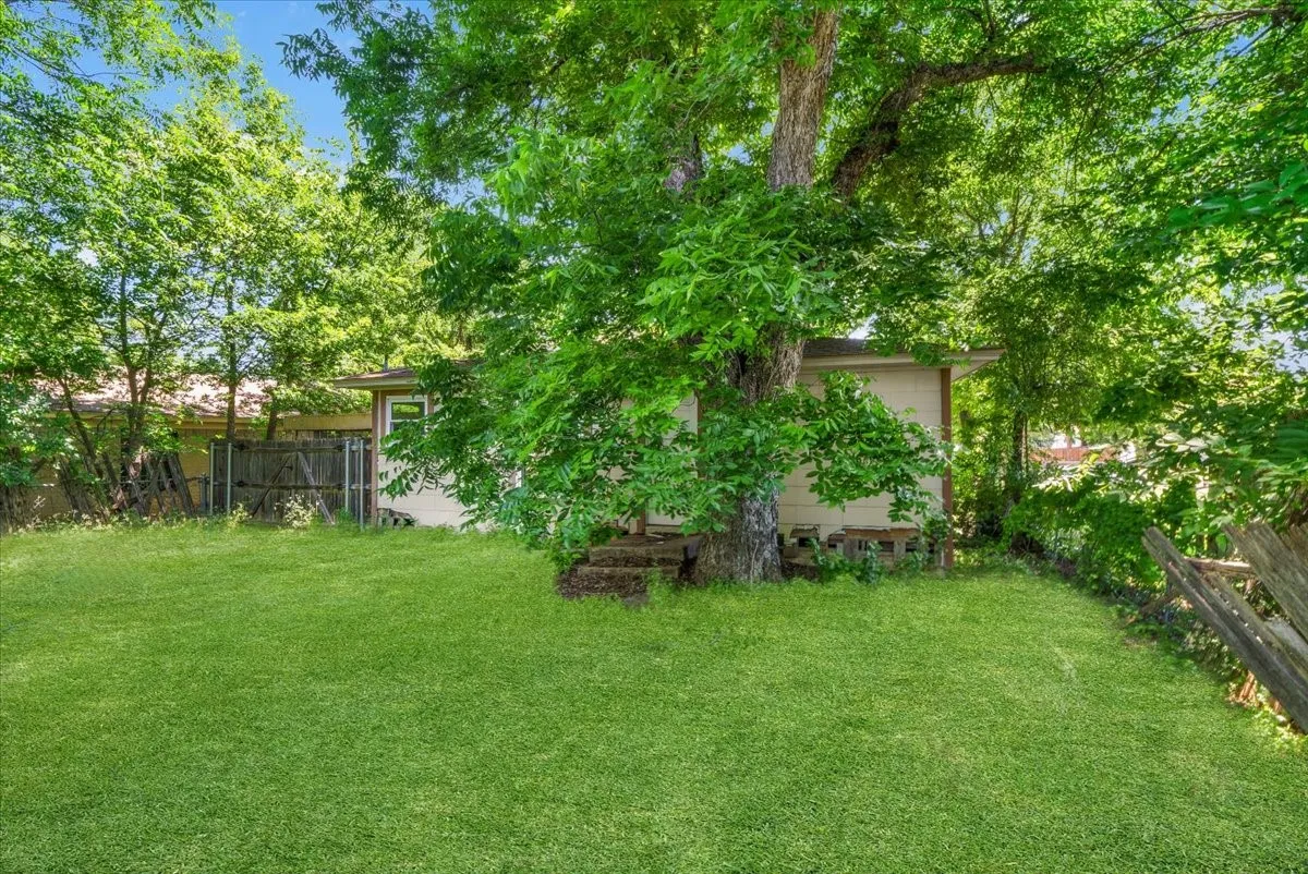 Single Family Residence For Sale in Tarrant County , 2532 Chicago Avenue, Fort Worth, Texas 76103, 1 Bedroom, 1 Bathroom, Garage spaces, 720 Sqft, built in 1945, Price $110,000, mls#21294106, Real Estate Agent in Fort Worth, Homes For Sale in Tarrant county, Homes For Sale in Fort Worth, Realtor in Fort Worth Texas, Real Estate Brokerage Independent Realty Texas, Luminita Cordes Realtor