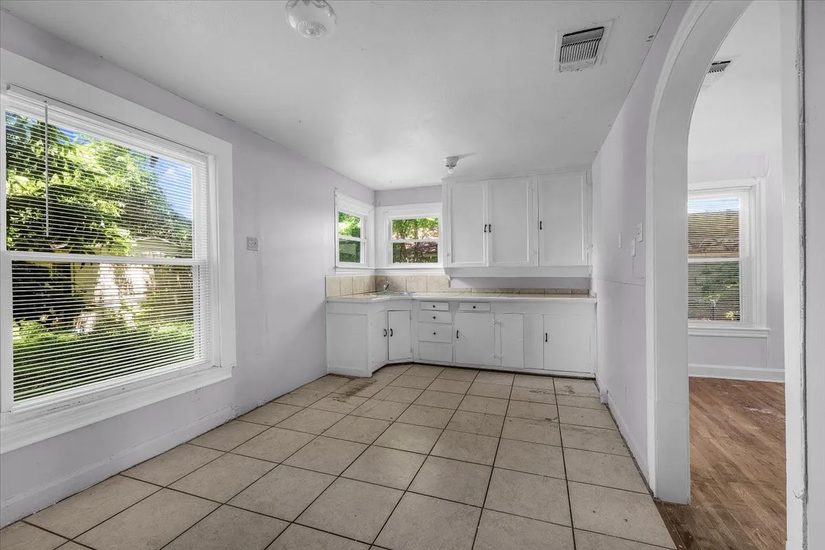 Single Family Residence For Sale in Tarrant County , 2532 Chicago Avenue, Fort Worth, Texas 76103, 1 Bedroom, 1 Bathroom, Garage spaces, 720 Sqft, built in 1945, Price $110,000, mls#21294106, Real Estate Agent in Fort Worth, Homes For Sale in Tarrant county, Homes For Sale in Fort Worth, Realtor in Fort Worth Texas, Real Estate Brokerage Independent Realty Texas, Luminita Cordes Realtor