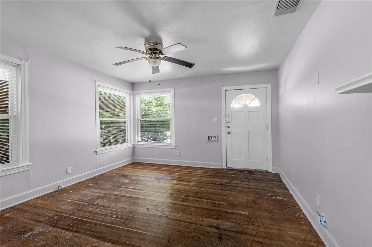 Single Family Residence For Sale in Tarrant County , 2532 Chicago Avenue, Fort Worth, Texas 76103, 1 Bedroom, 1 Bathroom, Garage spaces, 720 Sqft, built in 1945, Price $110,000, mls#21294106, Real Estate Agent in Fort Worth, Homes For Sale in Tarrant county, Homes For Sale in Fort Worth, Realtor in Fort Worth Texas, Real Estate Brokerage Independent Realty Texas, Luminita Cordes Realtor