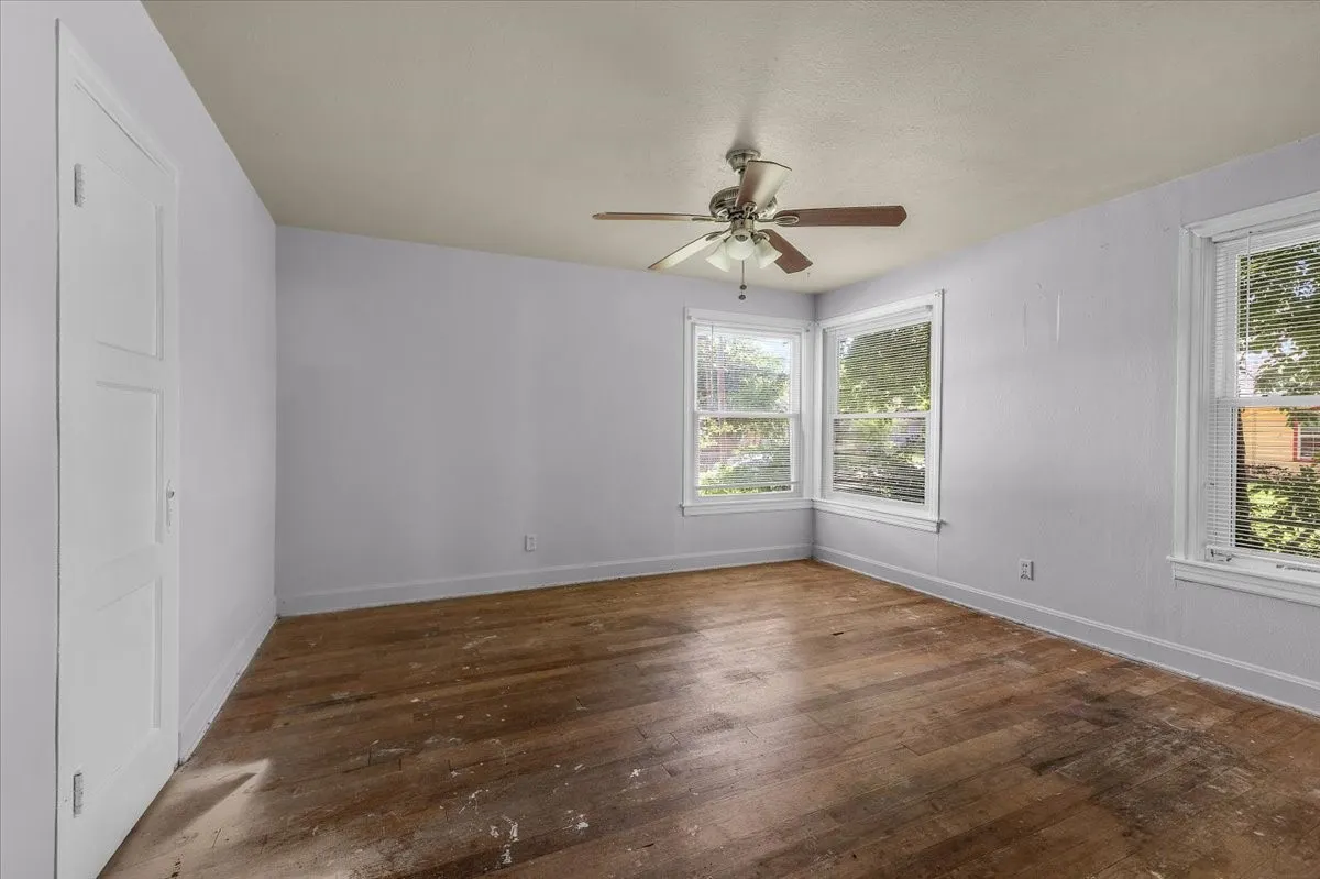Single Family Residence For Sale in Tarrant County , 2532 Chicago Avenue, Fort Worth, Texas 76103, 1 Bedroom, 1 Bathroom, Garage spaces, 720 Sqft, built in 1945, Price $110,000, mls#21294106, Real Estate Agent in Fort Worth, Homes For Sale in Tarrant county, Homes For Sale in Fort Worth, Realtor in Fort Worth Texas, Real Estate Brokerage Independent Realty Texas, Luminita Cordes Realtor