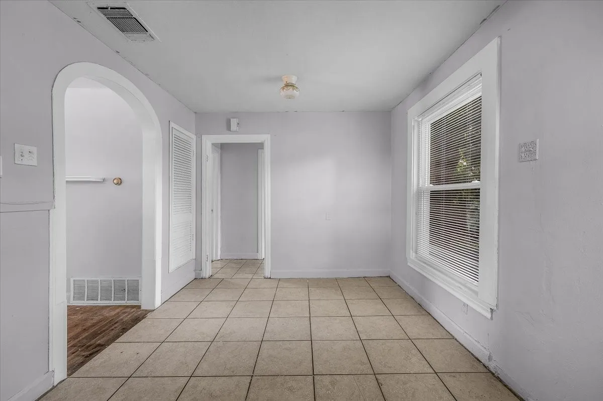 Single Family Residence For Sale in Tarrant County , 2532 Chicago Avenue, Fort Worth, Texas 76103, 1 Bedroom, 1 Bathroom, Garage spaces, 720 Sqft, built in 1945, Price $110,000, mls#21294106, Real Estate Agent in Fort Worth, Homes For Sale in Tarrant county, Homes For Sale in Fort Worth, Realtor in Fort Worth Texas, Real Estate Brokerage Independent Realty Texas, Luminita Cordes Realtor