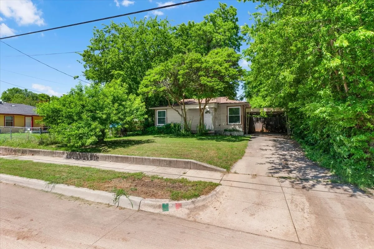 Single Family Residence For Sale in Tarrant County , 2532 Chicago Avenue, Fort Worth, Texas 76103, 1 Bedroom, 1 Bathroom, Garage spaces, 720 Sqft, built in 1945, Price $110,000, mls#21294106, Real Estate Agent in Fort Worth, Homes For Sale in Tarrant county, Homes For Sale in Fort Worth, Realtor in Fort Worth Texas, Real Estate Brokerage Independent Realty Texas, Luminita Cordes Realtor