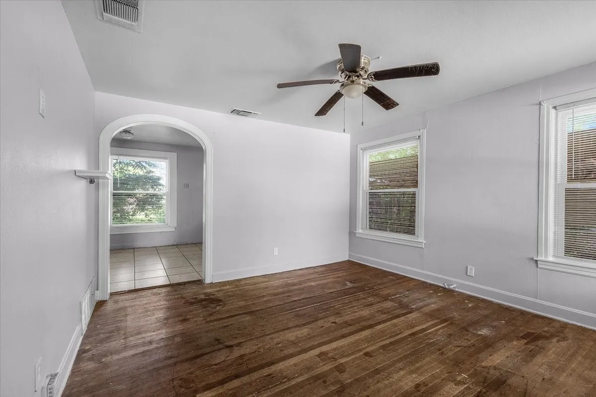 Single Family Residence For Sale in Tarrant County , 2532 Chicago Avenue, Fort Worth, Texas 76103, 1 Bedroom, 1 Bathroom, Garage spaces, 720 Sqft, built in 1945, Price $110,000, mls#21294106, Real Estate Agent in Fort Worth, Homes For Sale in Tarrant county, Homes For Sale in Fort Worth, Realtor in Fort Worth Texas, Real Estate Brokerage Independent Realty Texas, Luminita Cordes Realtor