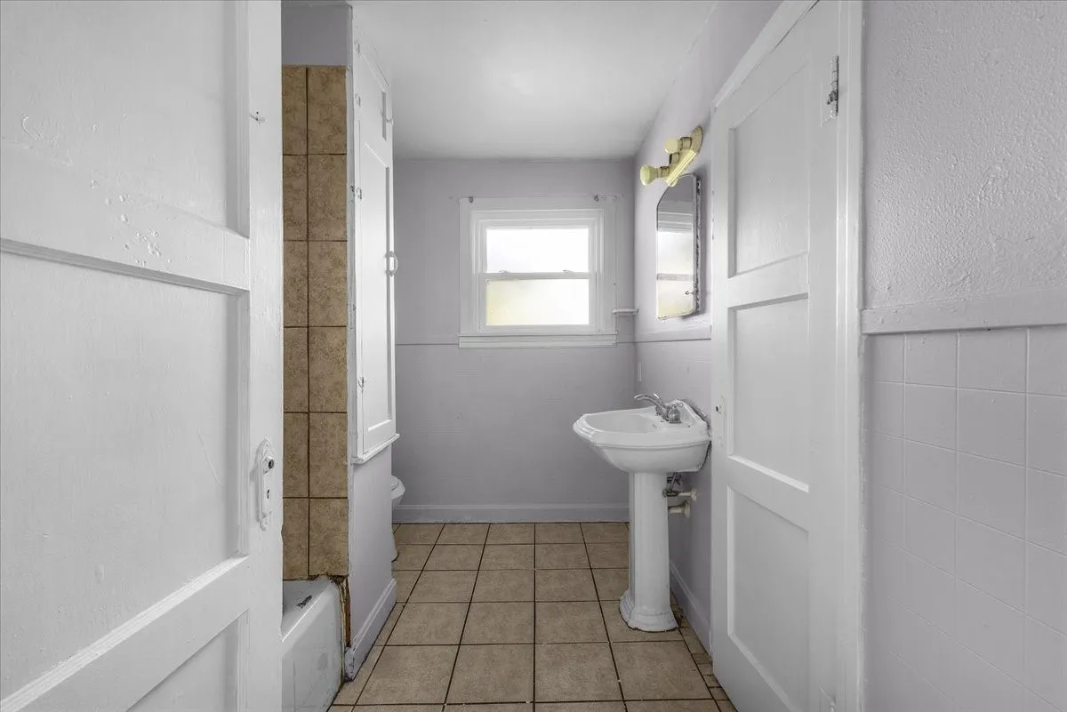 Single Family Residence For Sale in Tarrant County , 2532 Chicago Avenue, Fort Worth, Texas 76103, 1 Bedroom, 1 Bathroom, Garage spaces, 720 Sqft, built in 1945, Price $110,000, mls#21294106, Real Estate Agent in Fort Worth, Homes For Sale in Tarrant county, Homes For Sale in Fort Worth, Realtor in Fort Worth Texas, Real Estate Brokerage Independent Realty Texas, Luminita Cordes Realtor