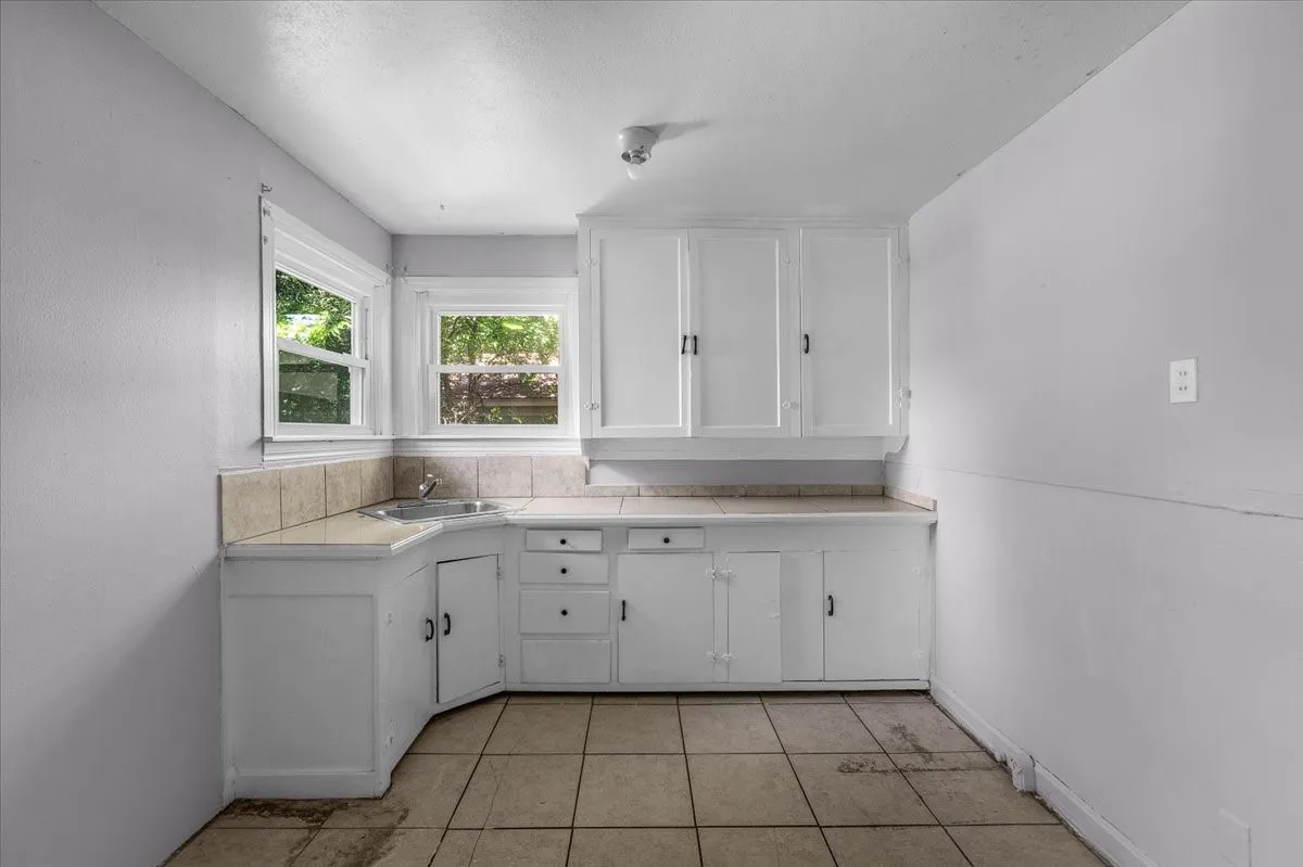Single Family Residence For Sale in Tarrant County , 2532 Chicago Avenue, Fort Worth, Texas 76103, 1 Bedroom, 1 Bathroom, Garage spaces, 720 Sqft, built in 1945, Price $110,000, mls#21294106, Real Estate Agent in Fort Worth, Homes For Sale in Tarrant county, Homes For Sale in Fort Worth, Realtor in Fort Worth Texas, Real Estate Brokerage Independent Realty Texas, Luminita Cordes Realtor