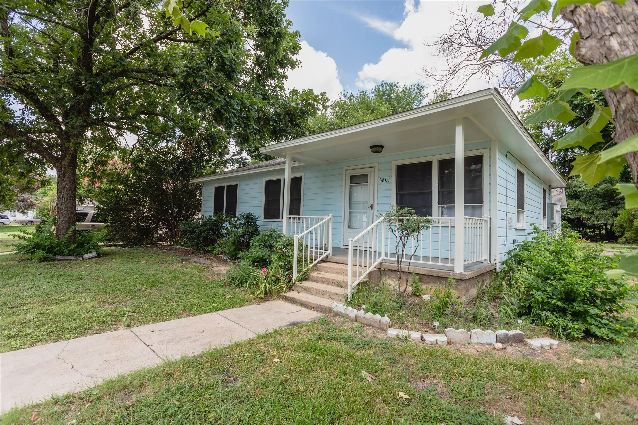Single Family Residence For Sale in Mc Lennan County , 3801 James Avenue, Waco, Texas 76711, 3 Bedrooms, 1 Bathroom, 1 Garage spaces, 1,014 Sqft, built in 1954, Price $198,500, mls#21294097, Real Estate Agent in Waco, Homes For Sale in Mc Lennan county, Homes For Sale in Waco, Realtor in Waco Texas, Real Estate Brokerage Independent Realty Texas, Luminita Cordes Realtor