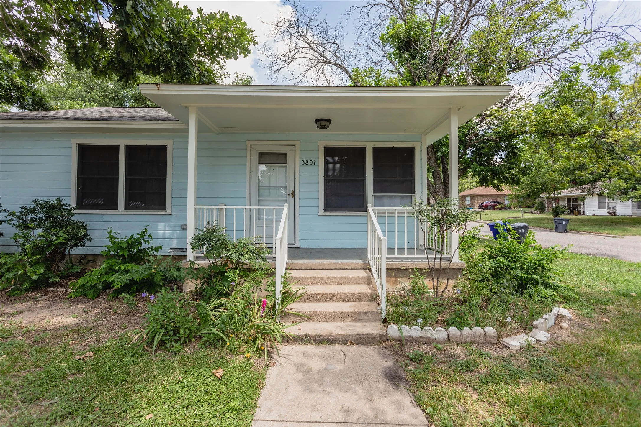 Single Family Residence For Sale in Mc Lennan County , 3801 James Avenue, Waco, Texas 76711, 3 Bedrooms, 1 Bathroom, 1 Garage spaces, 1,014 Sqft, built in 1954, Price $198,500, mls#21294097, Real Estate Agent in Waco, Homes For Sale in Mc Lennan county, Homes For Sale in Waco, Realtor in Waco Texas, Real Estate Brokerage Independent Realty Texas, Luminita Cordes Realtor