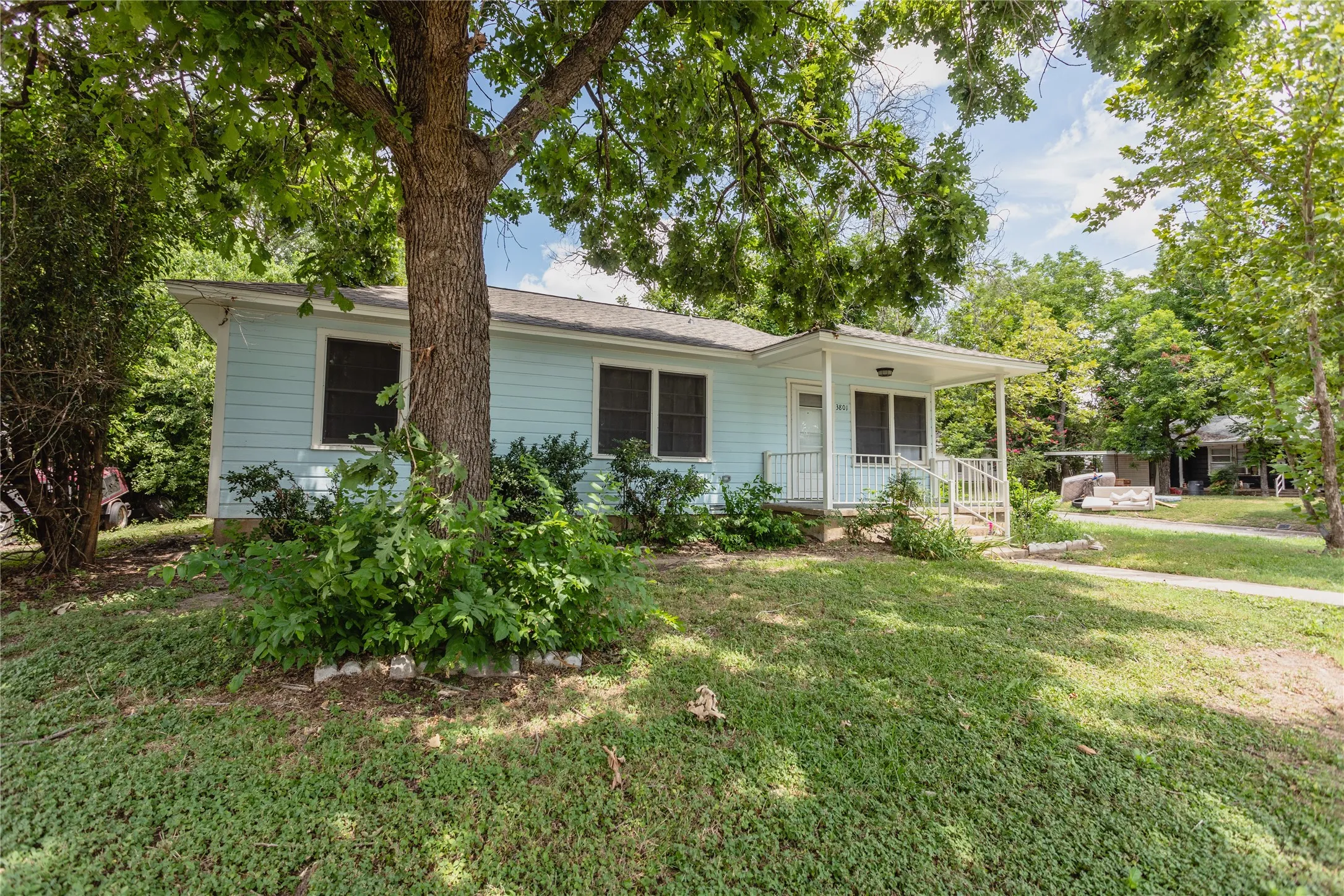 Single Family Residence For Sale in Mc Lennan County , 3801 James Avenue, Waco, Texas 76711, 3 Bedrooms, 1 Bathroom, 1 Garage spaces, 1,014 Sqft, built in 1954, Price $198,500, mls#21294097, Real Estate Agent in Waco, Homes For Sale in Mc Lennan county, Homes For Sale in Waco, Realtor in Waco Texas, Real Estate Brokerage Independent Realty Texas, Luminita Cordes Realtor