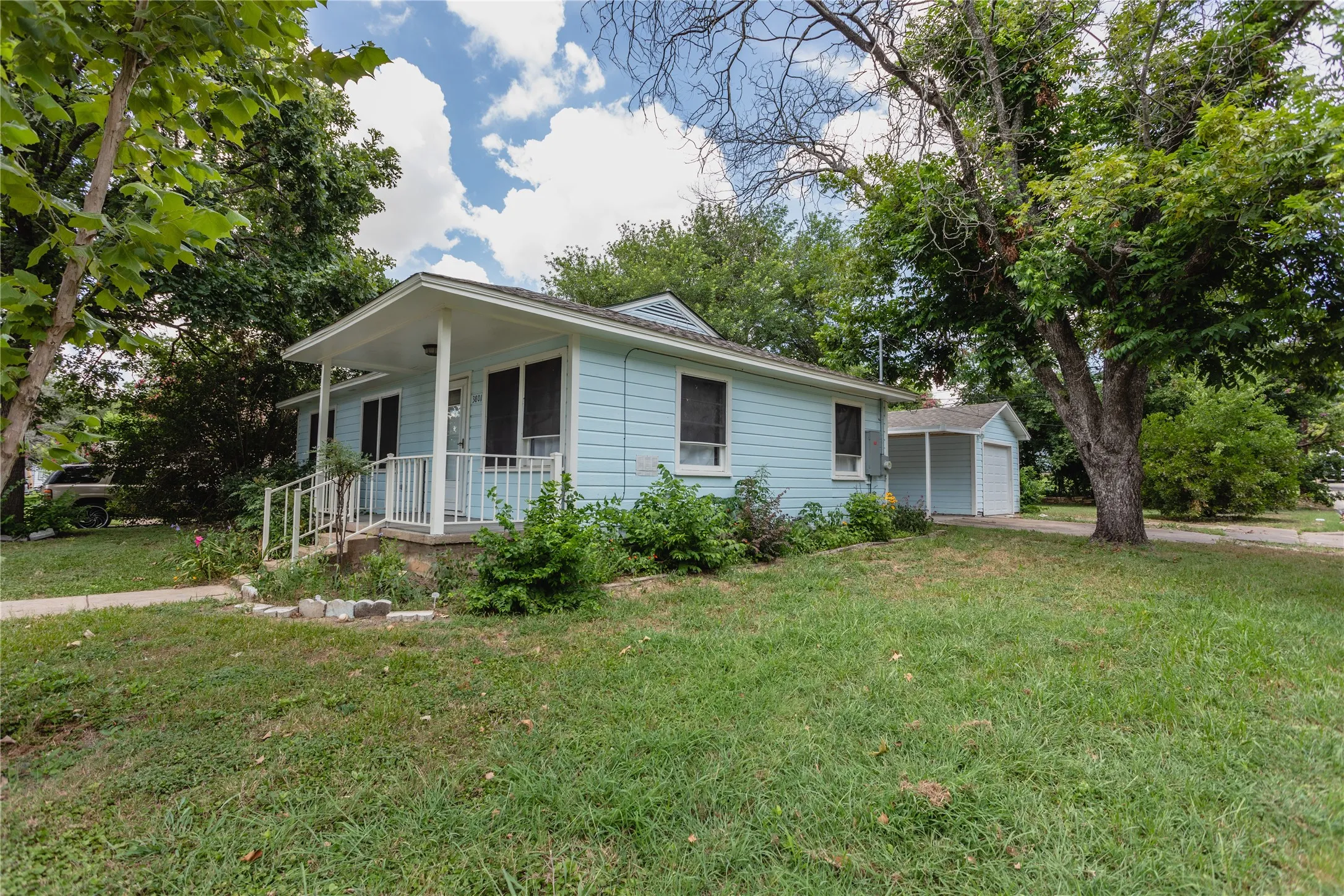 Single Family Residence For Sale in Mc Lennan County , 3801 James Avenue, Waco, Texas 76711, 3 Bedrooms, 1 Bathroom, 1 Garage spaces, 1,014 Sqft, built in 1954, Price $198,500, mls#21294097, Real Estate Agent in Waco, Homes For Sale in Mc Lennan county, Homes For Sale in Waco, Realtor in Waco Texas, Real Estate Brokerage Independent Realty Texas, Luminita Cordes Realtor