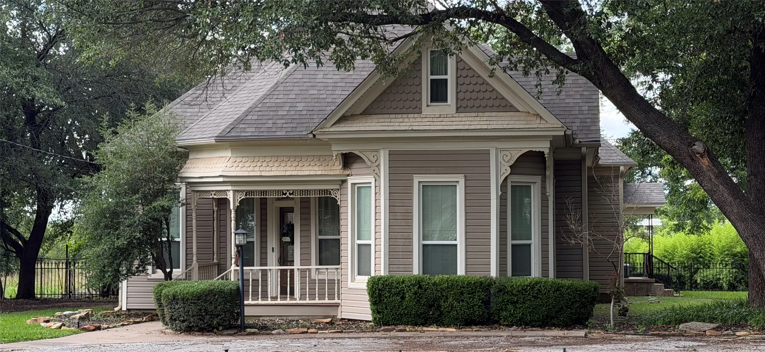 Single Family Residence For Sale in Jack County , 445 W Belknap Street, Jacksboro, Texas 76458, 5 Bedroom, 5 Bathroom, Garage spaces, 4,118 Sqft, built in 1915, mls#21289544, Real Estate Agent in Jacksboro, Homes For Sale in Jack county, Homes For Sale in Jacksboro, Realtor in Jacksboro Texas, Real Estate Brokerage Independent Realty Texas, Luminita Cordes Realtor