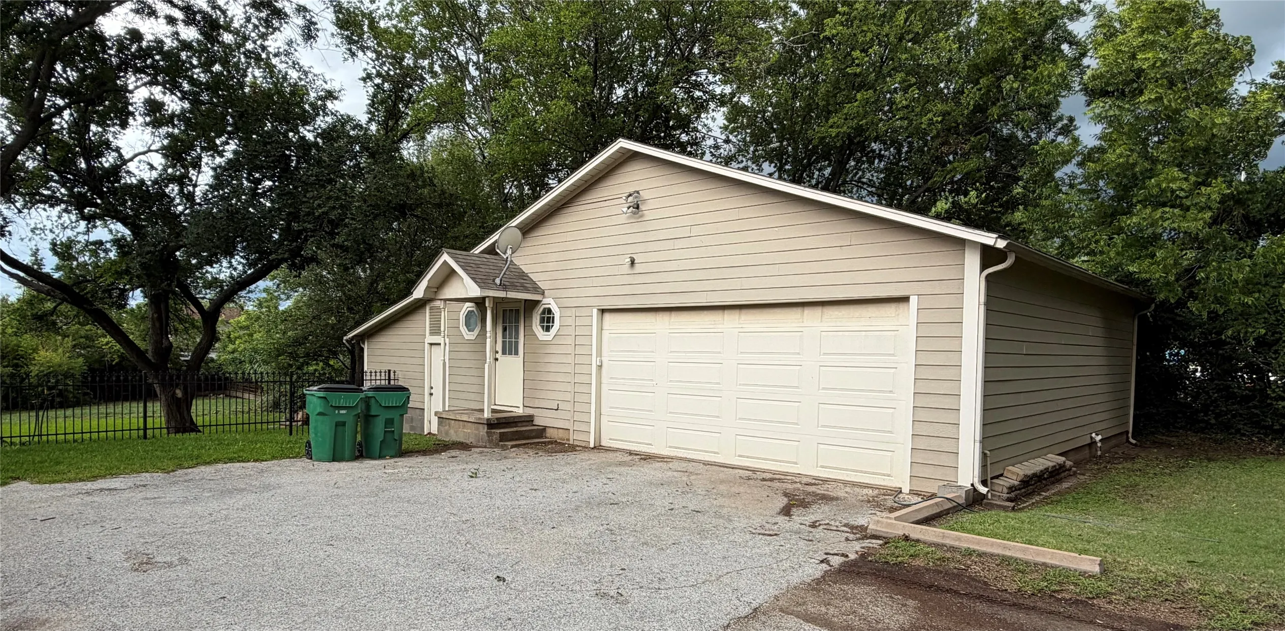 Single Family Residence For Sale in Jack County , 445 W Belknap Street, Jacksboro, Texas 76458, 5 Bedroom, 5 Bathroom, Garage spaces, 4,118 Sqft, built in 1915, mls#21289544, Real Estate Agent in Jacksboro, Homes For Sale in Jack county, Homes For Sale in Jacksboro, Realtor in Jacksboro Texas, Real Estate Brokerage Independent Realty Texas, Luminita Cordes Realtor