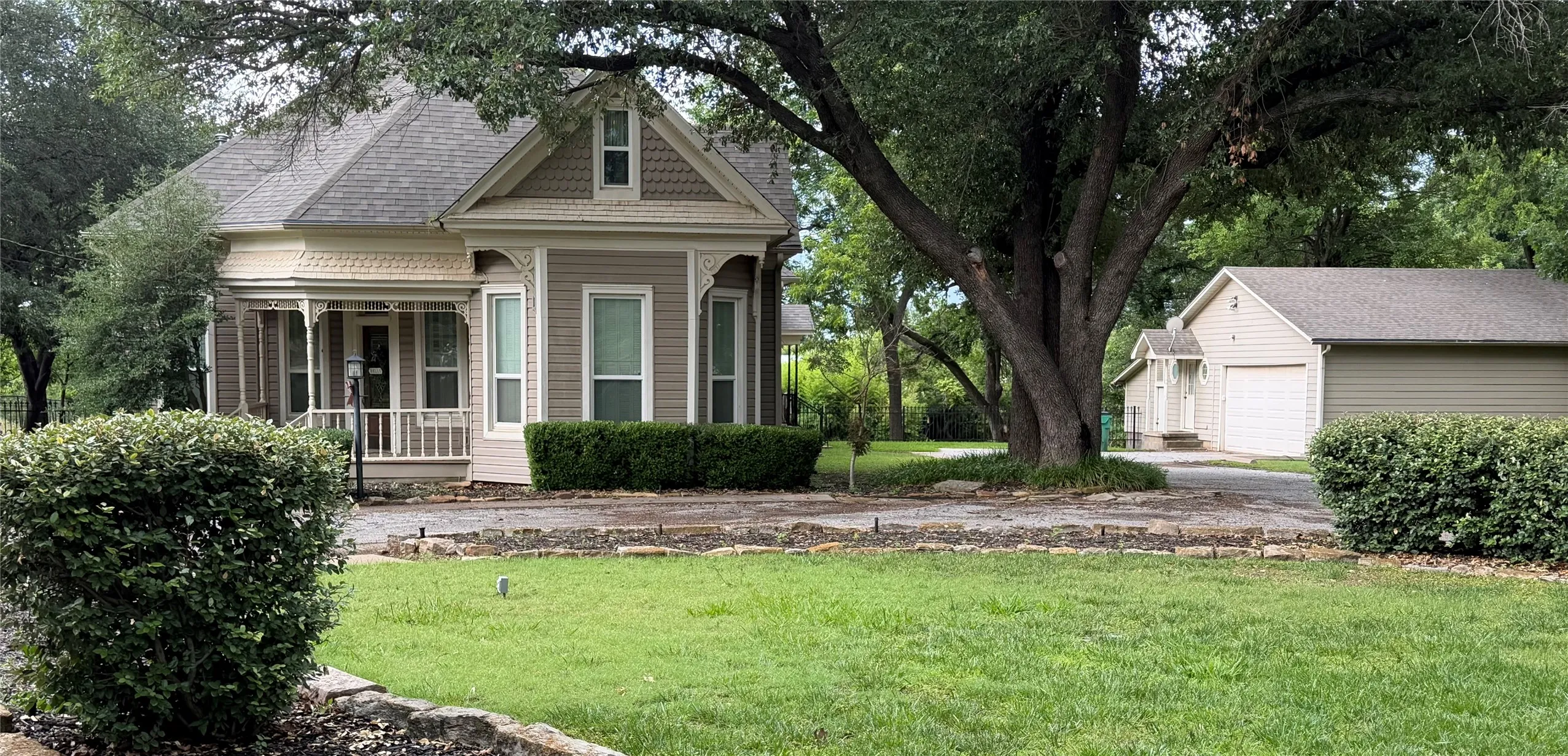 Single Family Residence For Sale in Jack County , 445 W Belknap Street, Jacksboro, Texas 76458, 5 Bedroom, 5 Bathroom, Garage spaces, 4,118 Sqft, built in 1915, mls#21289544, Real Estate Agent in Jacksboro, Homes For Sale in Jack county, Homes For Sale in Jacksboro, Realtor in Jacksboro Texas, Real Estate Brokerage Independent Realty Texas, Luminita Cordes Realtor