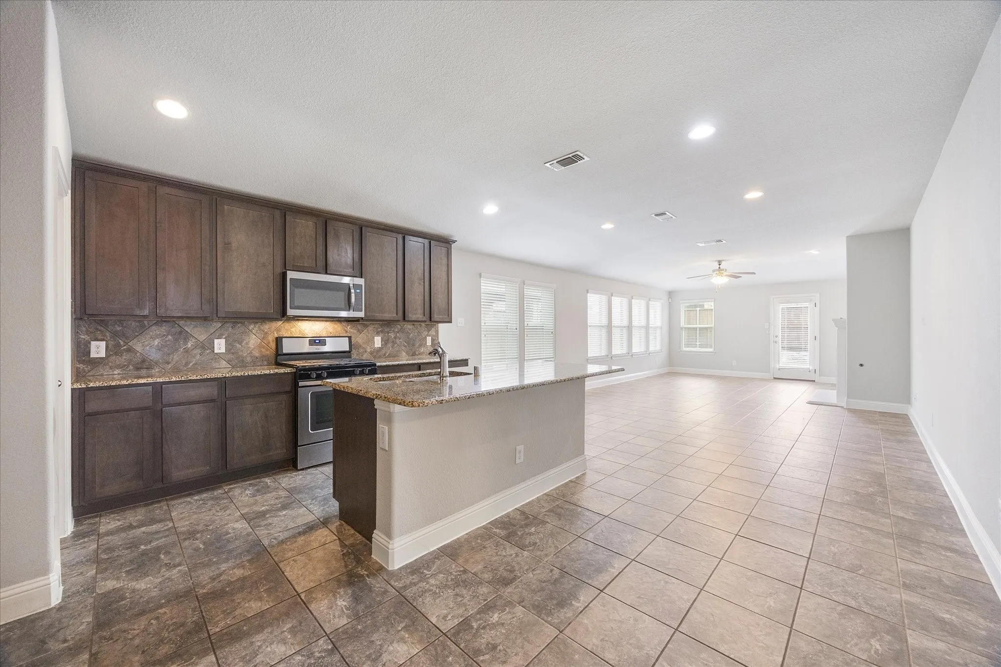 Single Family Residence For Sale in Rockwall County , 620 England Street, Fate, Texas 75189, 3 Bedroom, 3 Bathroom, 2 Garage spaces, 2,006 Sqft, built in 2016, mls#21294139, Real Estate Agent in Fate, Homes For Sale in Rockwall county, Homes For Sale in Fate, Realtor in Fate Texas, Real Estate Brokerage Independent Realty Texas, Luminita Cordes Realtor