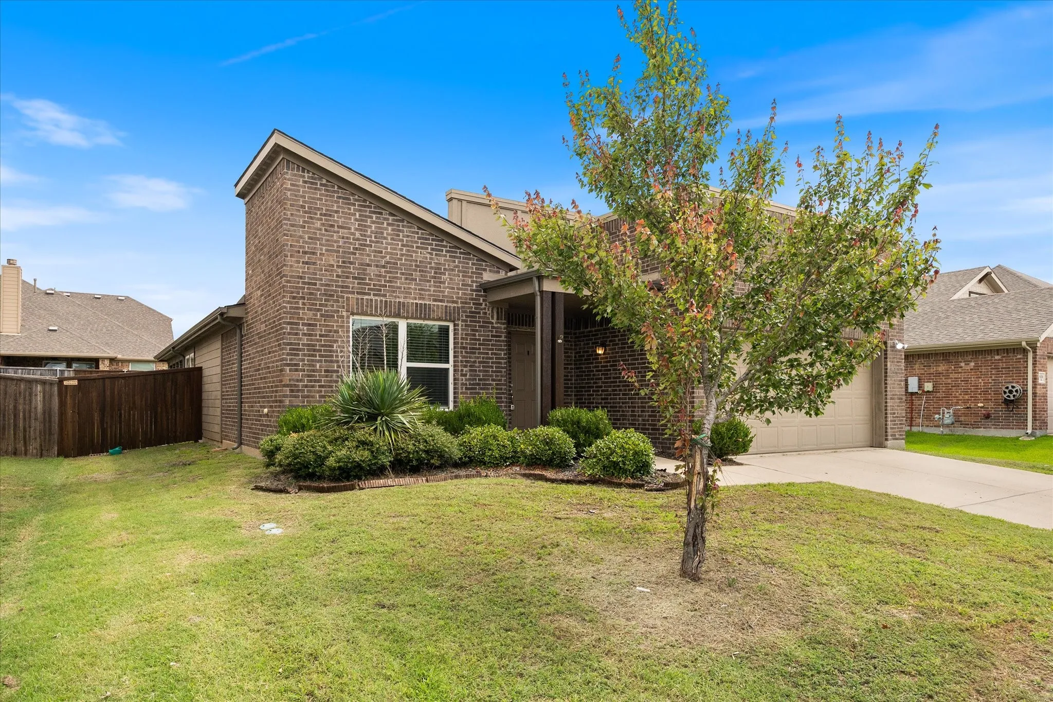 Single Family Residence For Sale in Rockwall County , 620 England Street, Fate, Texas 75189, 3 Bedroom, 3 Bathroom, 2 Garage spaces, 2,006 Sqft, built in 2016, mls#21294139, Real Estate Agent in Fate, Homes For Sale in Rockwall county, Homes For Sale in Fate, Realtor in Fate Texas, Real Estate Brokerage Independent Realty Texas, Luminita Cordes Realtor