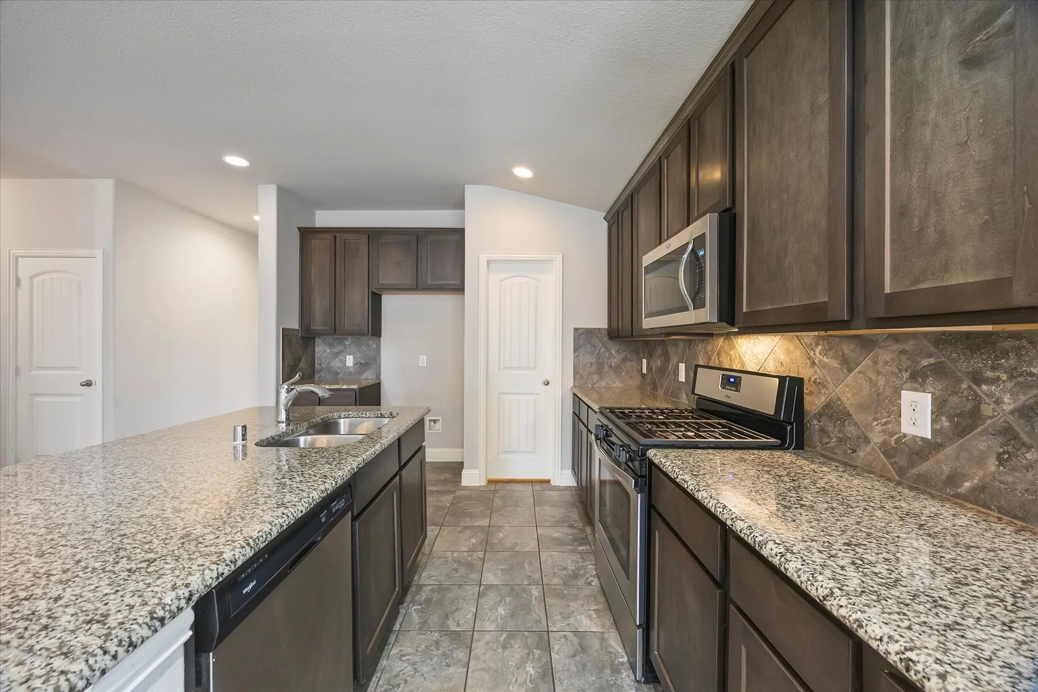 Single Family Residence For Sale in Rockwall County , 620 England Street, Fate, Texas 75189, 3 Bedroom, 3 Bathroom, 2 Garage spaces, 2,006 Sqft, built in 2016, mls#21294139, Real Estate Agent in Fate, Homes For Sale in Rockwall county, Homes For Sale in Fate, Realtor in Fate Texas, Real Estate Brokerage Independent Realty Texas, Luminita Cordes Realtor