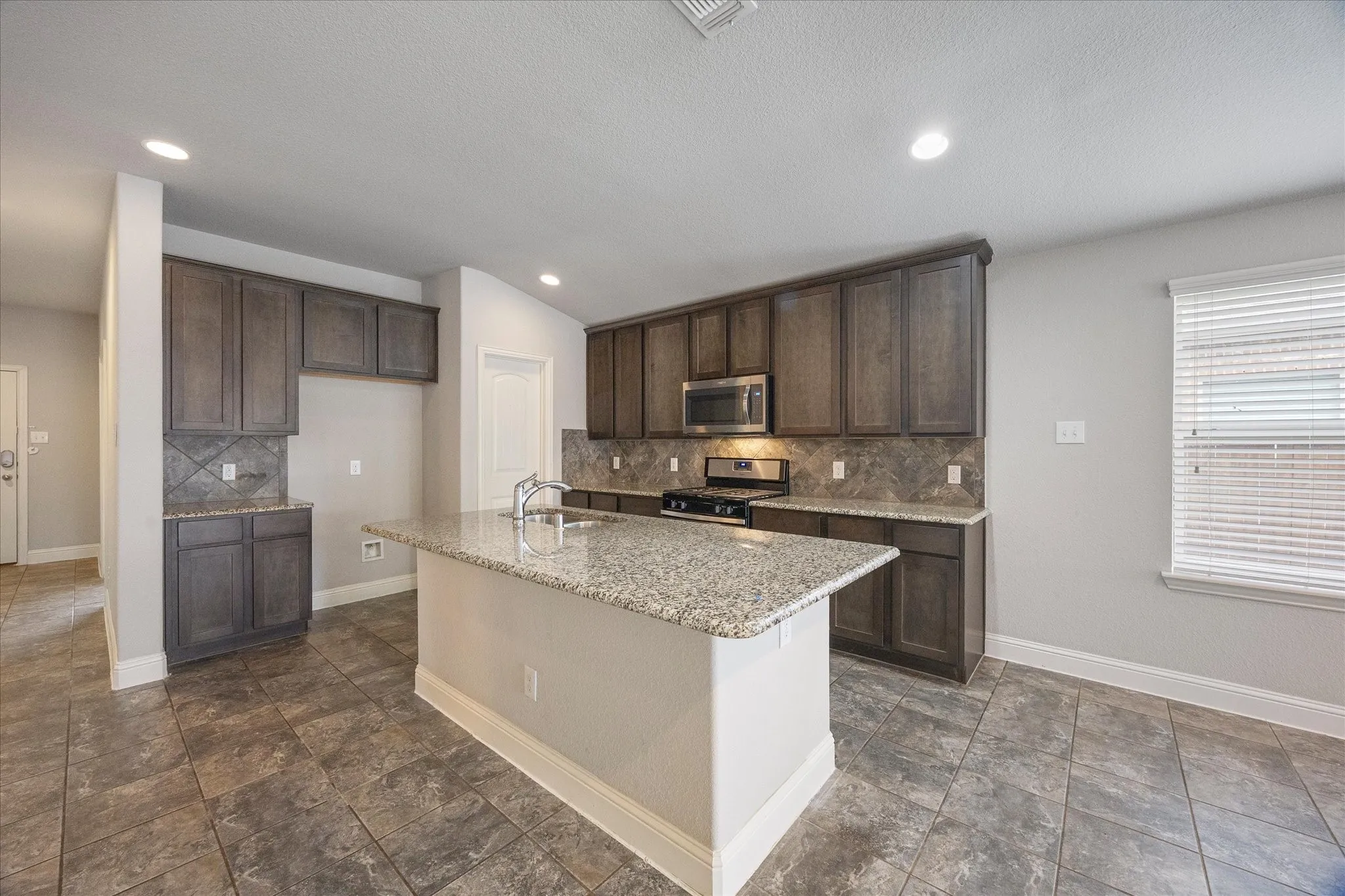 Single Family Residence For Sale in Rockwall County , 620 England Street, Fate, Texas 75189, 3 Bedroom, 3 Bathroom, 2 Garage spaces, 2,006 Sqft, built in 2016, mls#21294139, Real Estate Agent in Fate, Homes For Sale in Rockwall county, Homes For Sale in Fate, Realtor in Fate Texas, Real Estate Brokerage Independent Realty Texas, Luminita Cordes Realtor